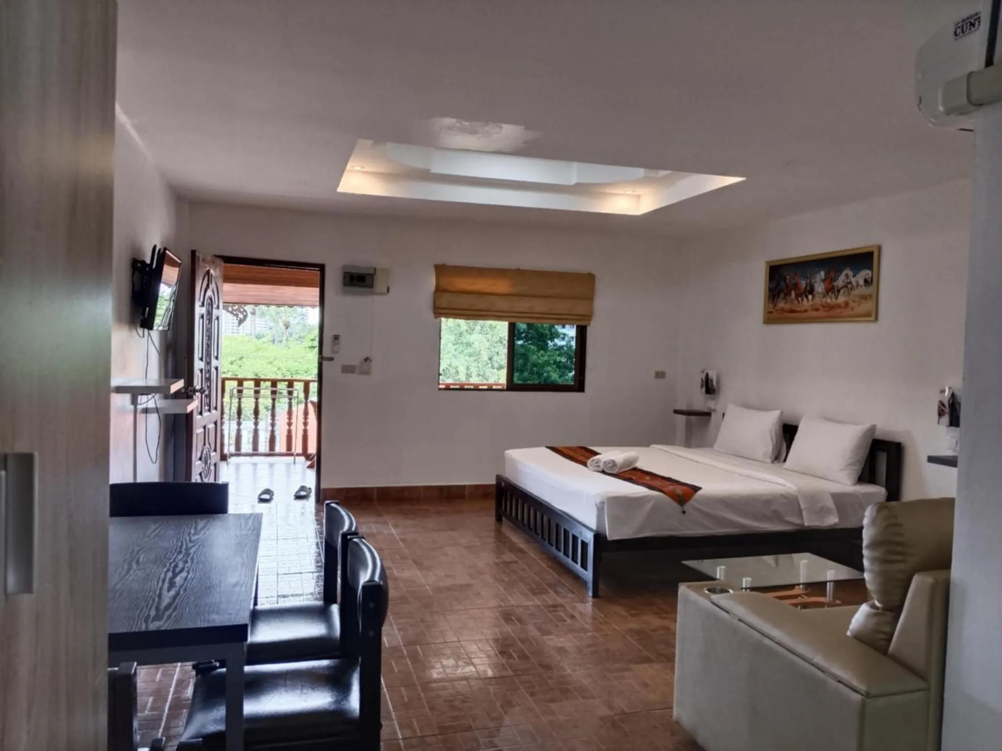 Bed in Phratamnak Inn - 100 meter from Beach