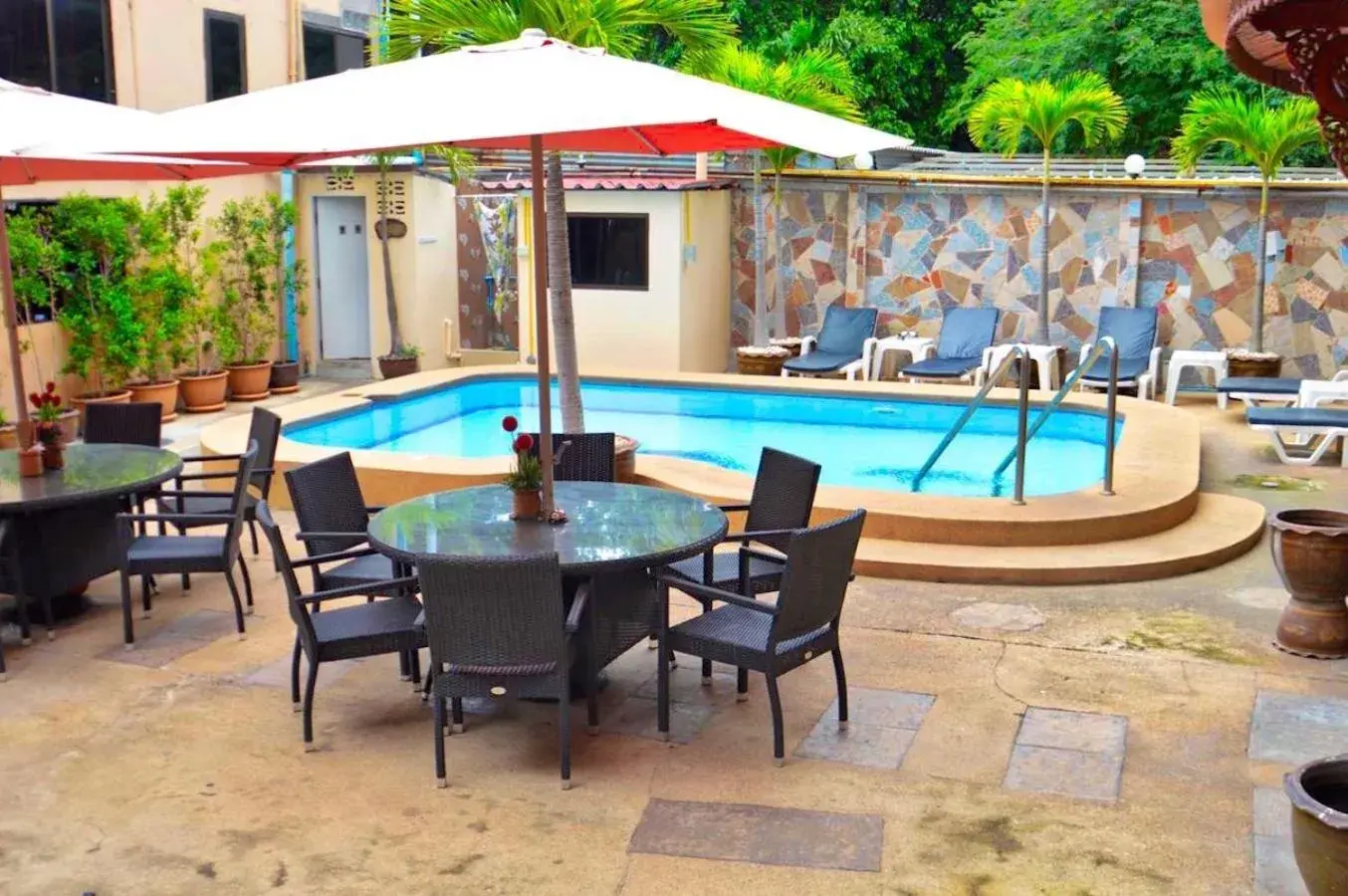 Double Room with Pool View in Phratamnak Inn - 100 meter from Beach Double Room with Pool View in Phratamnak Inn - 100 meter from Beach