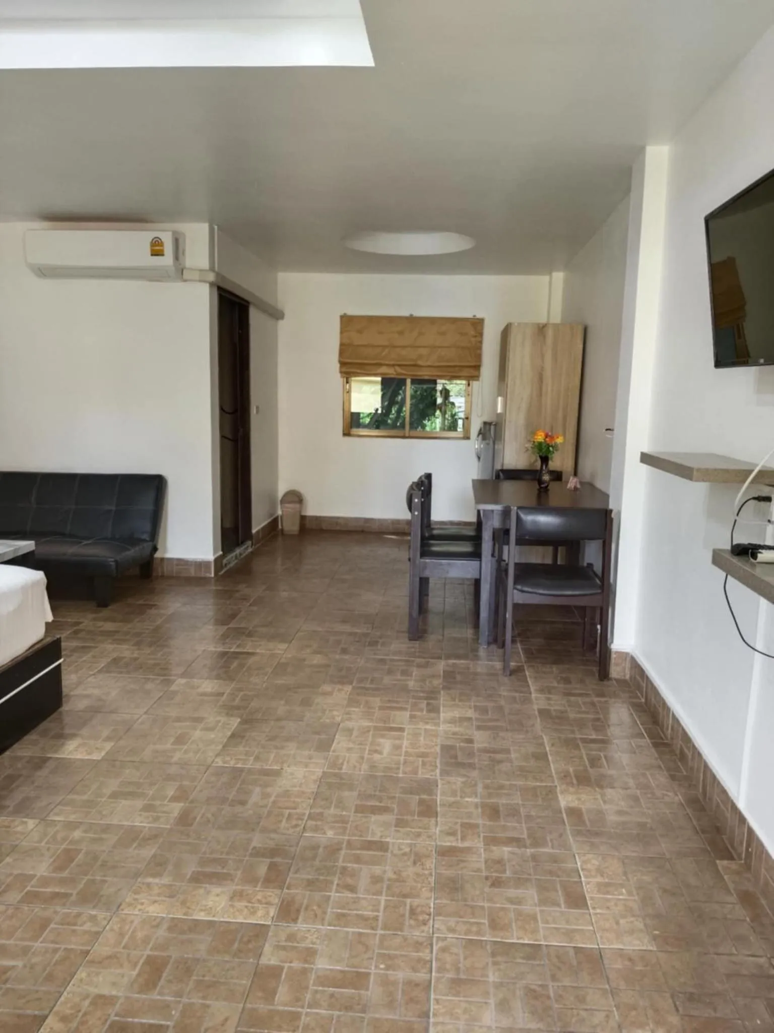 Living room in Phratamnak Inn - 100 meter from Beach