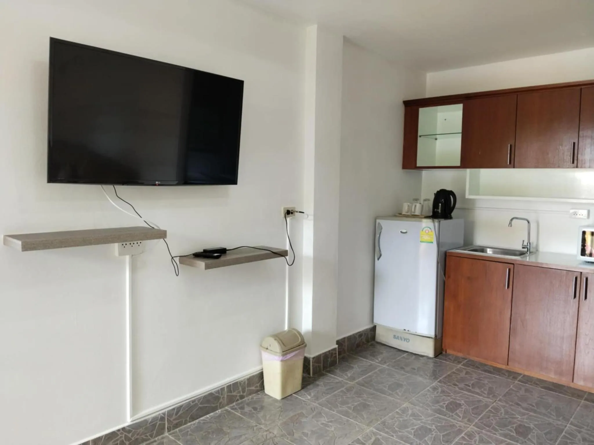 TV and multimedia in Phratamnak Inn - 100 meter from Beach