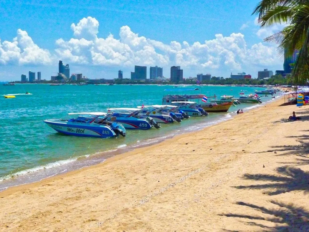 Beach in Phratamnak Inn - 100 meter from Beach