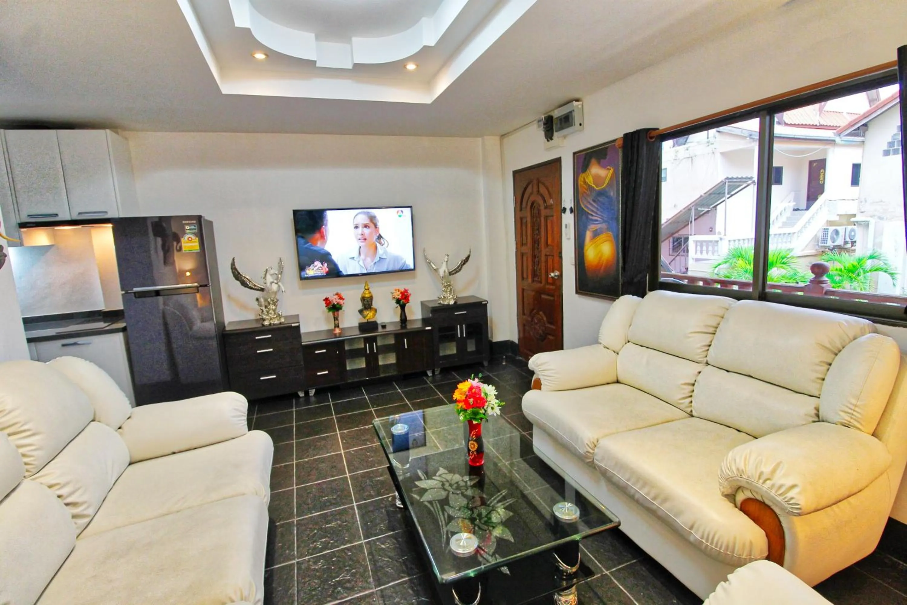 TV and multimedia in Phratamnak Inn - 100 meter from Beach