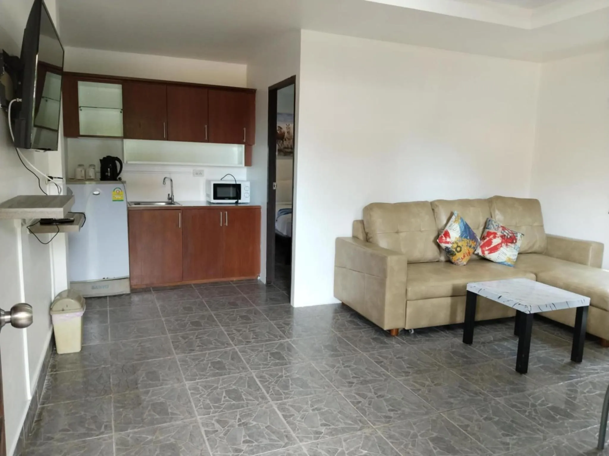 Living room in Phratamnak Inn - 100 meter from Beach