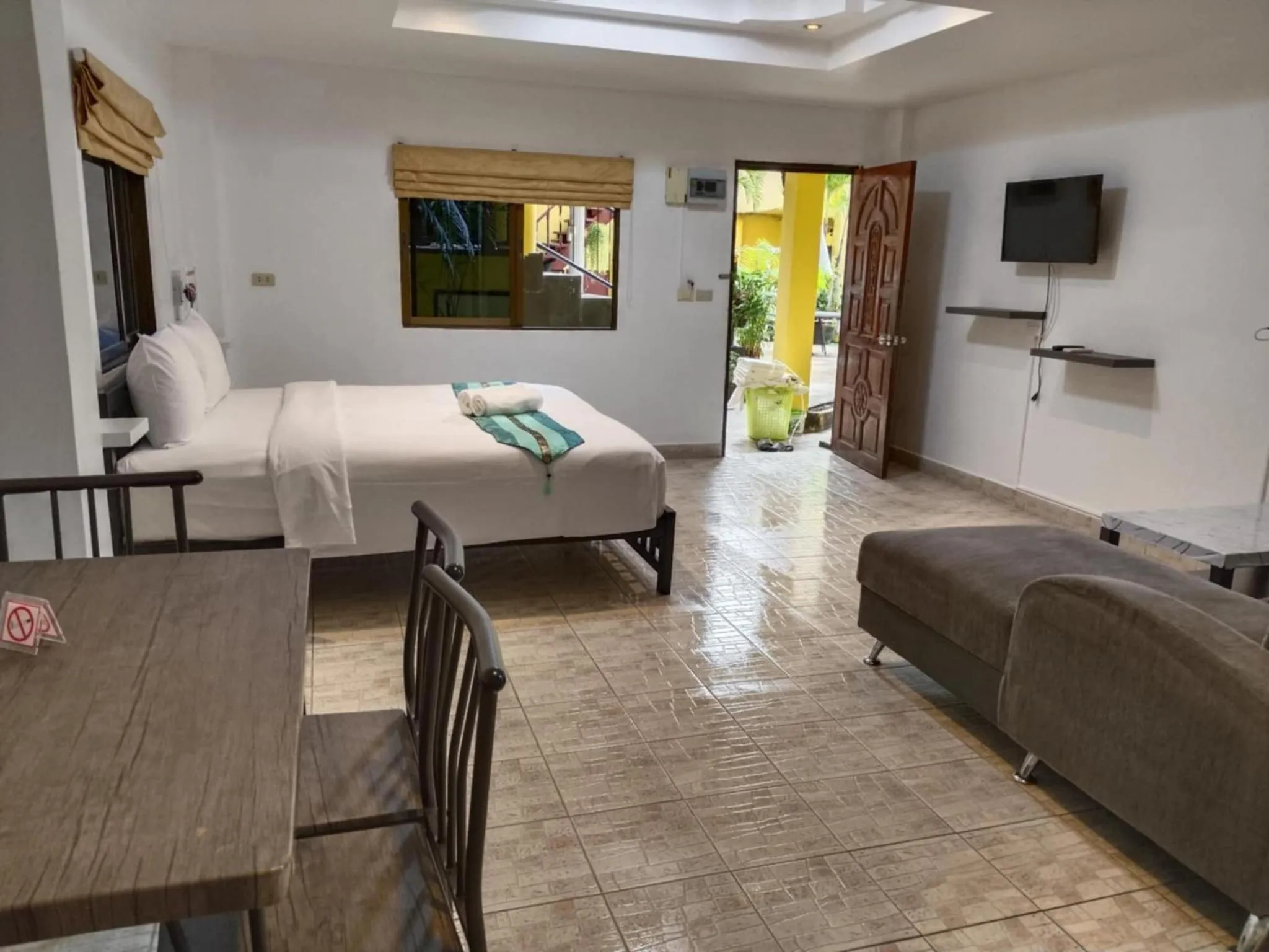 Bed in Phratamnak Inn - 100 meter from Beach