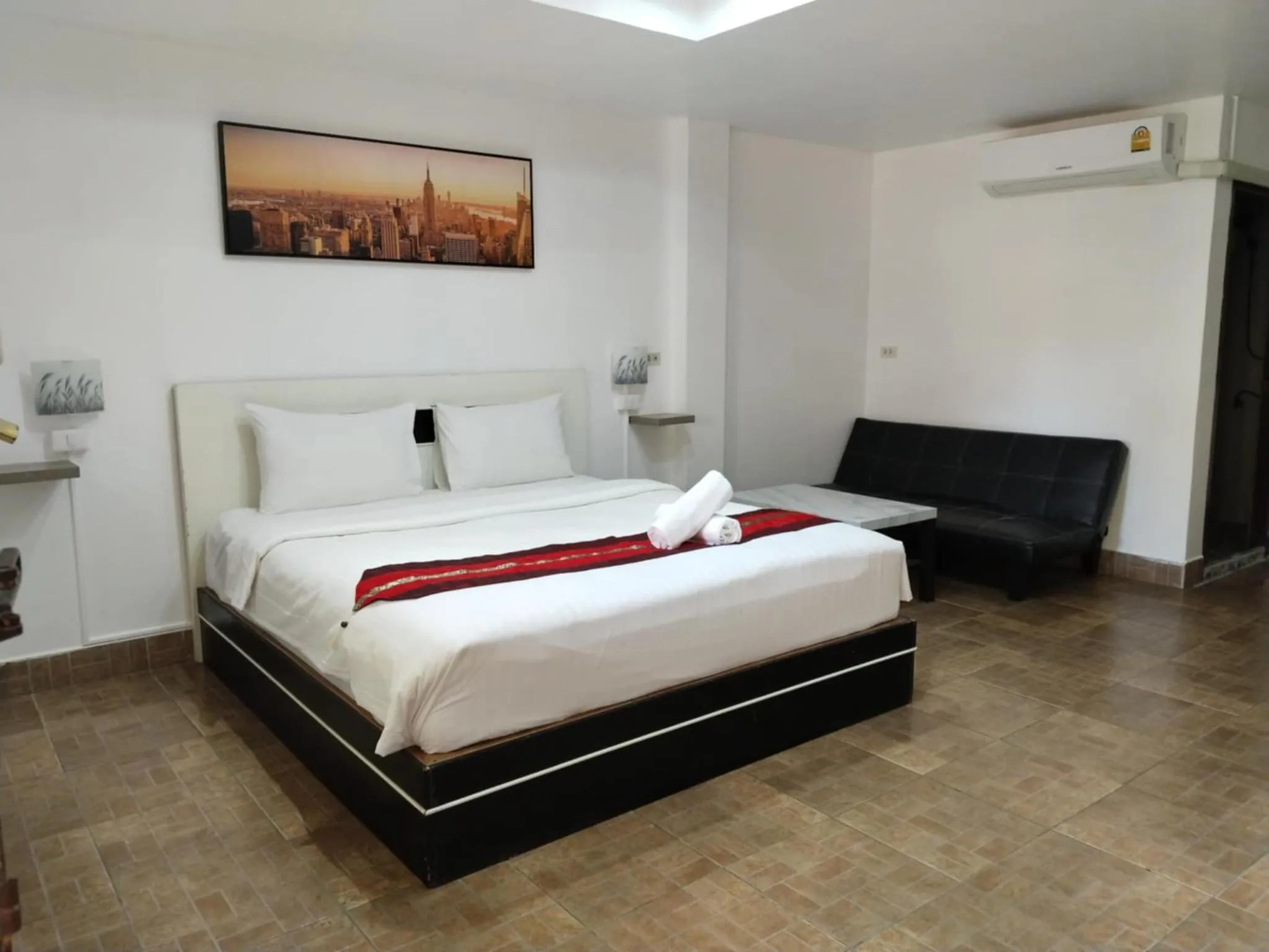 Bed in Phratamnak Inn - 100 meter from Beach