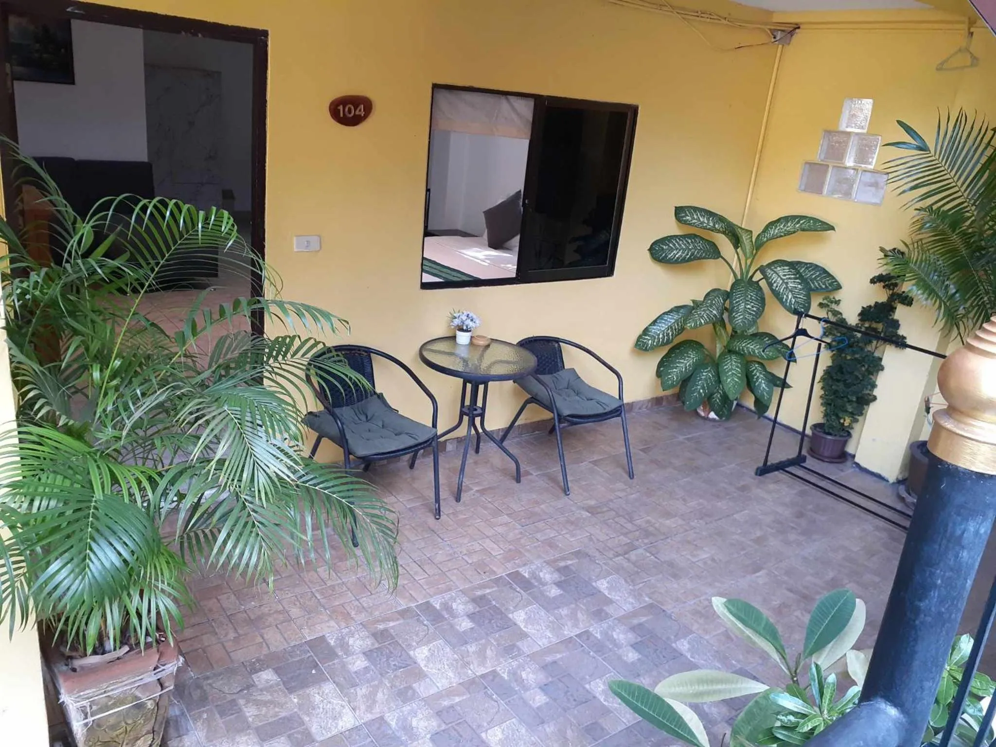 Patio in Phratamnak Inn - 100 meter from Beach