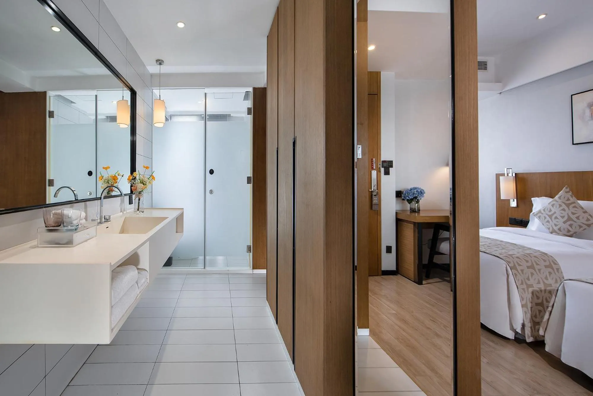 Bathroom, Bed in Hongdu Hotel