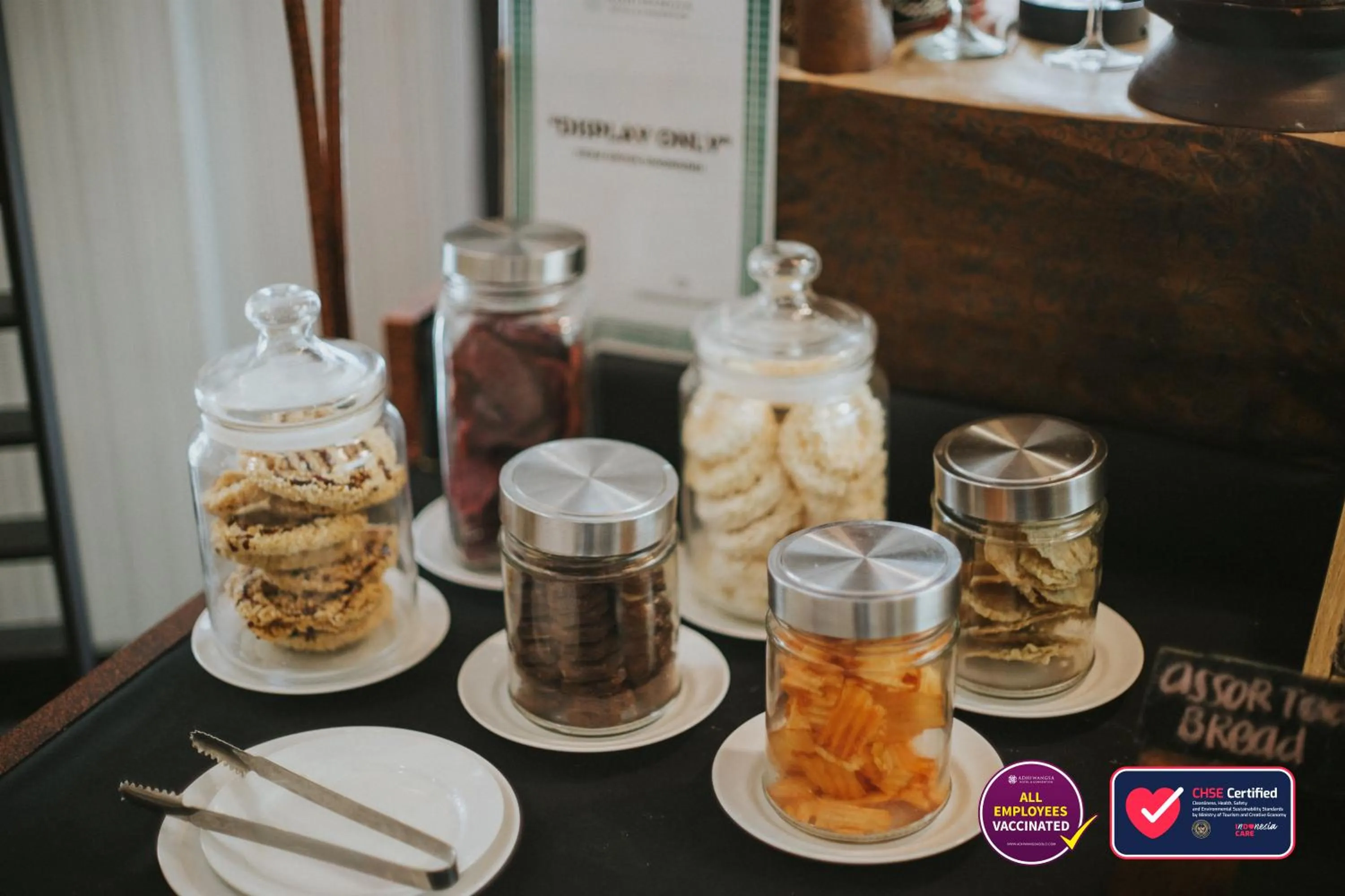 Restaurant/places to eat in Adhiwangsa Hotel