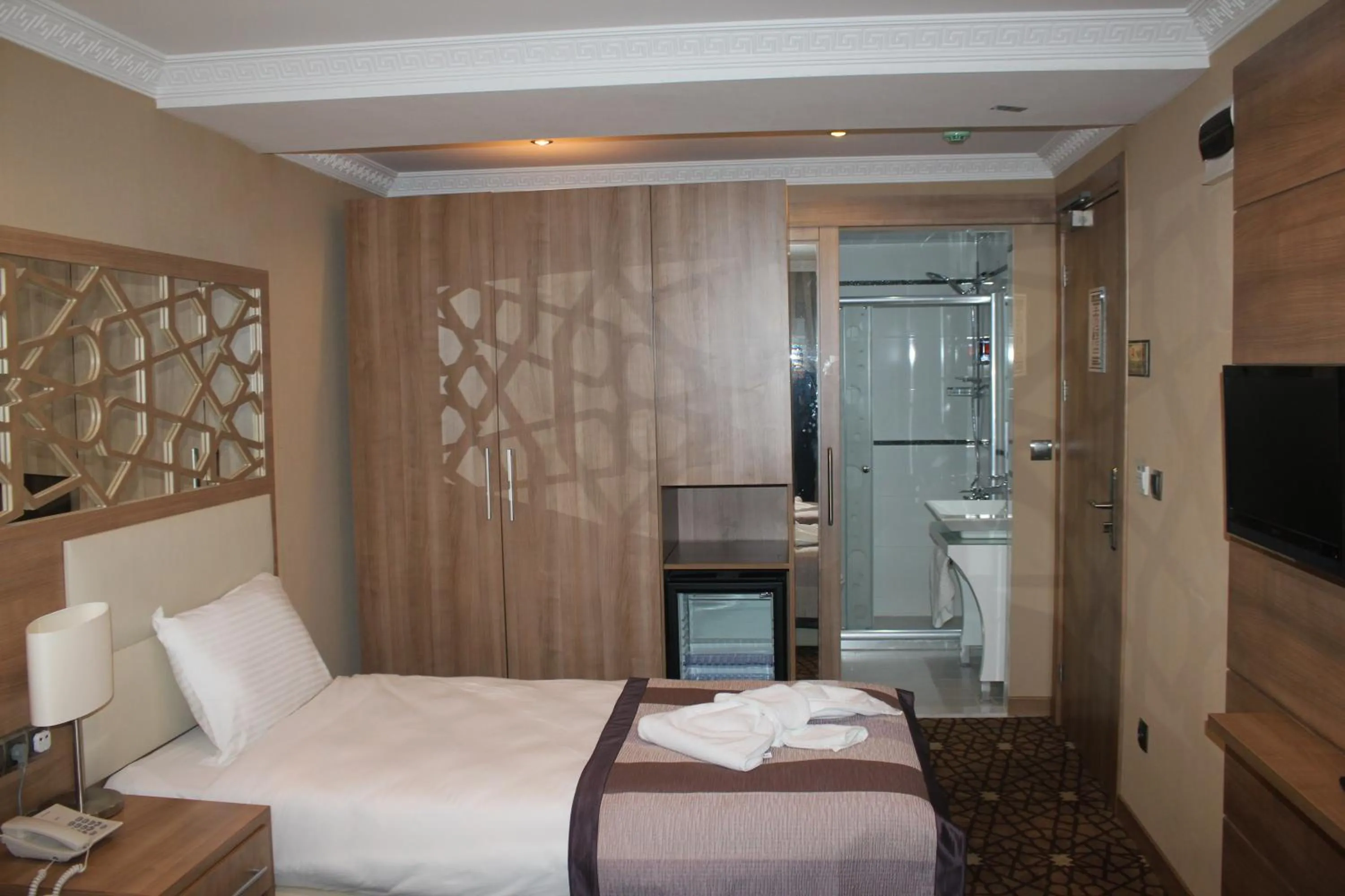 Shower, Bed in Prens Hotel