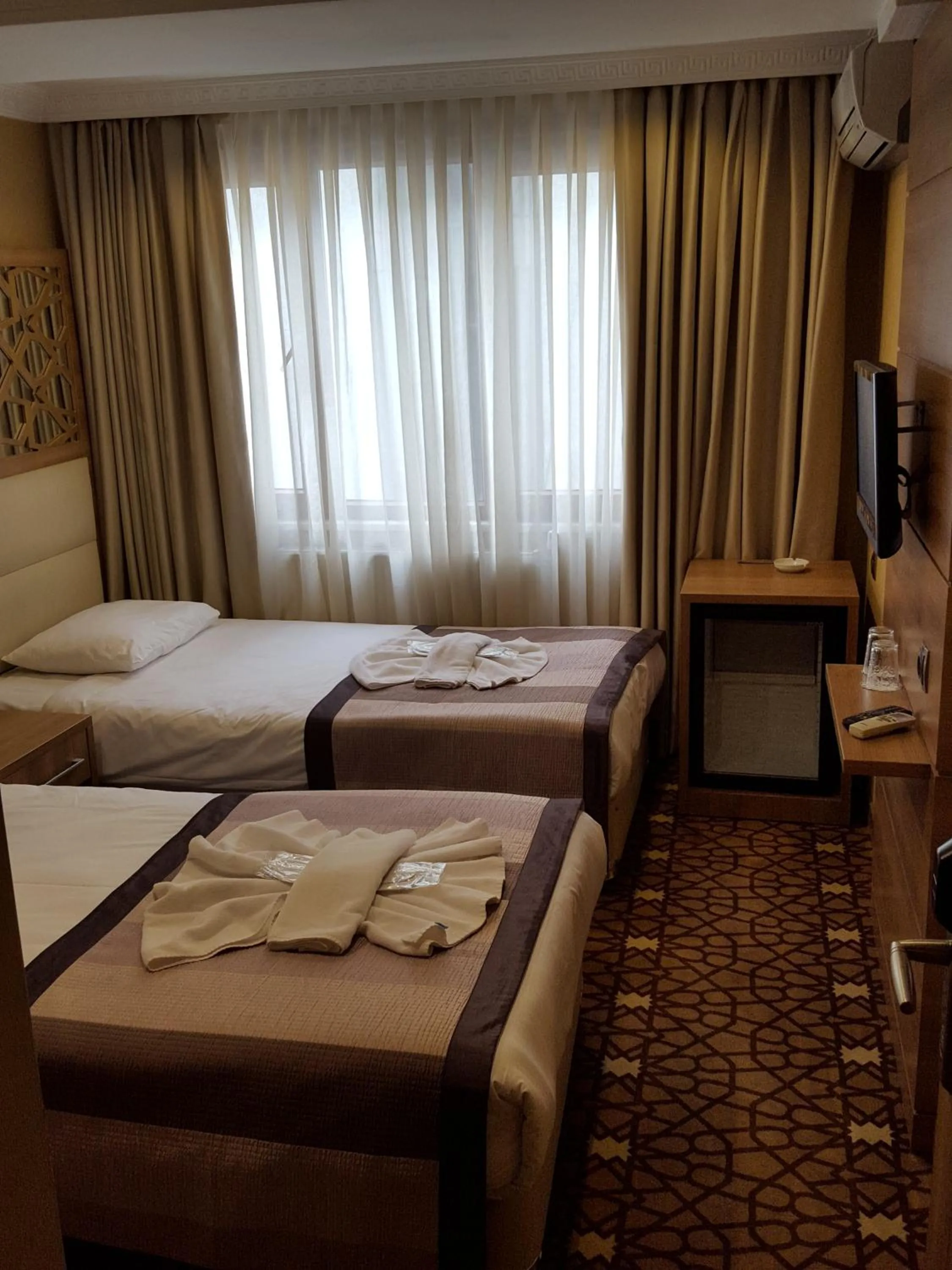 Shower, Bed in Prens Hotel