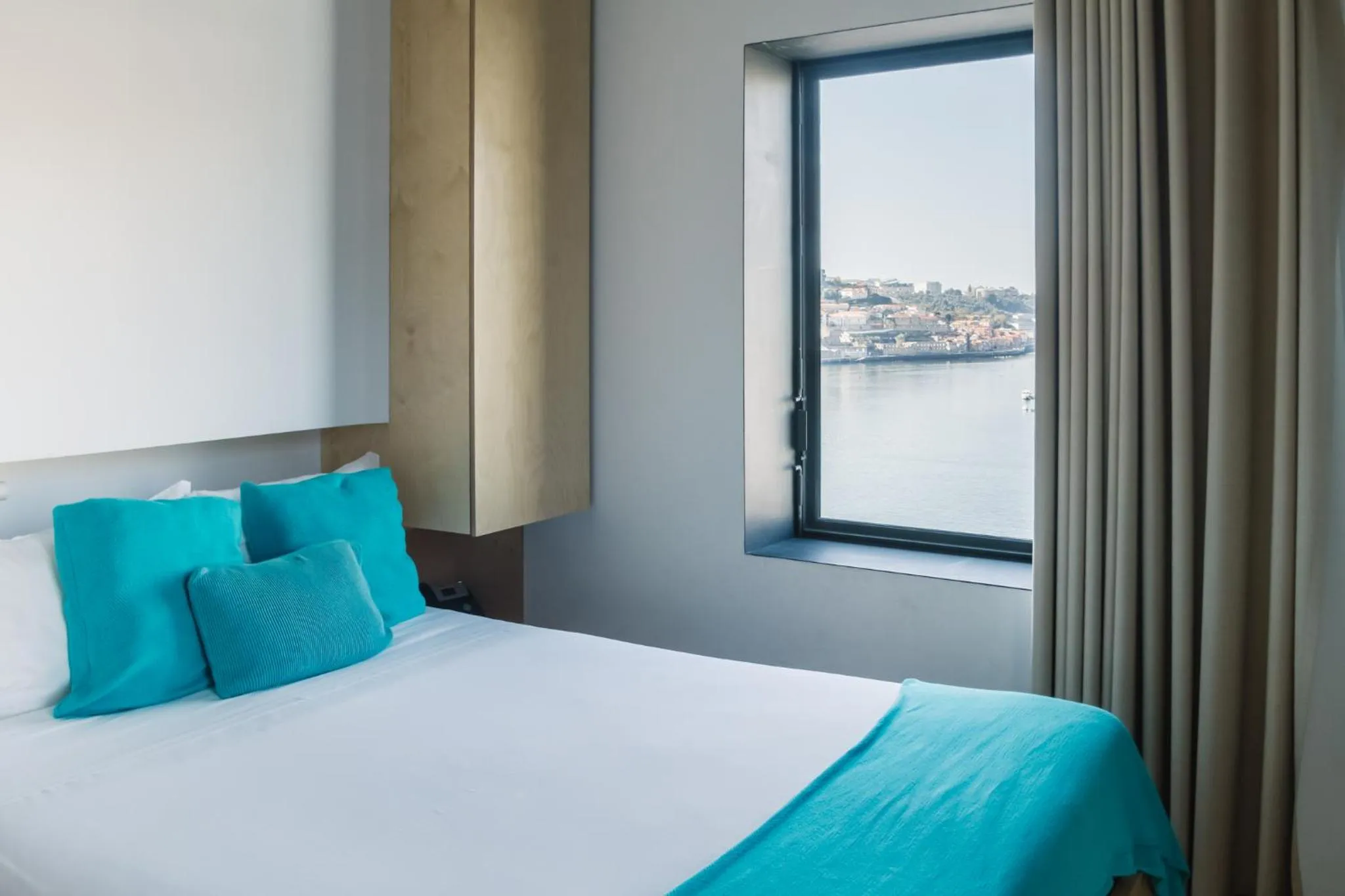 Shower, Bed in Oh! Porto Apartments