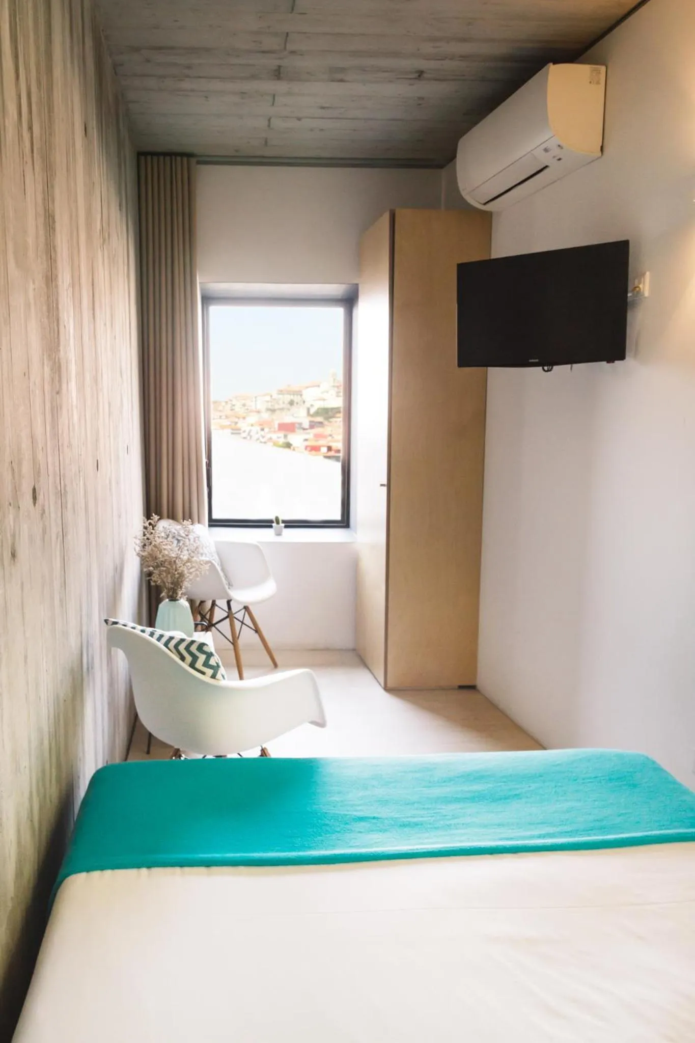 Shower, Bed in Oh! Porto Apartments