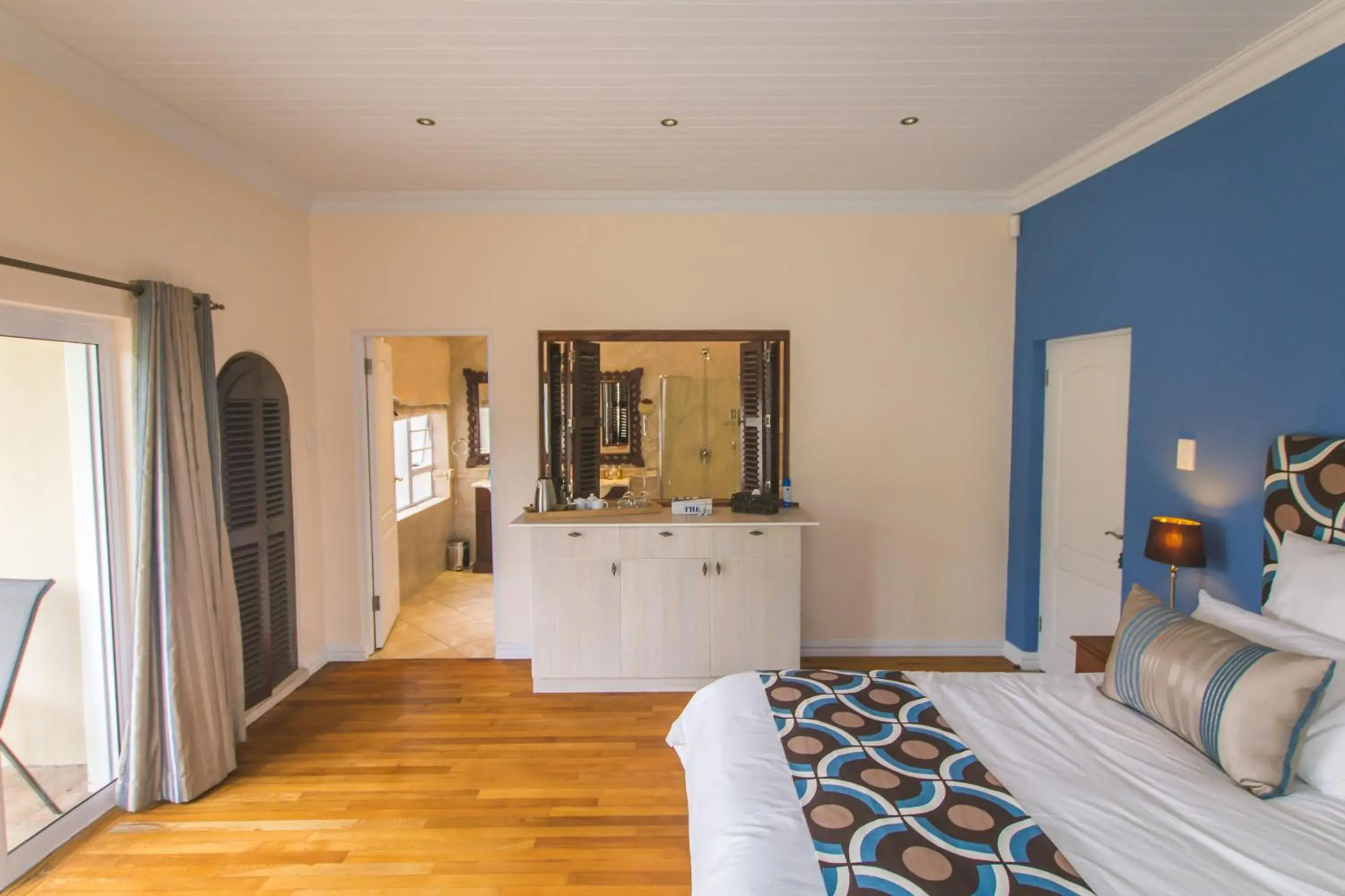 Double Room with Pool View - Lily in African Tulip Guesthouse Double Room with Pool View - Lily in African Tulip Guesthouse