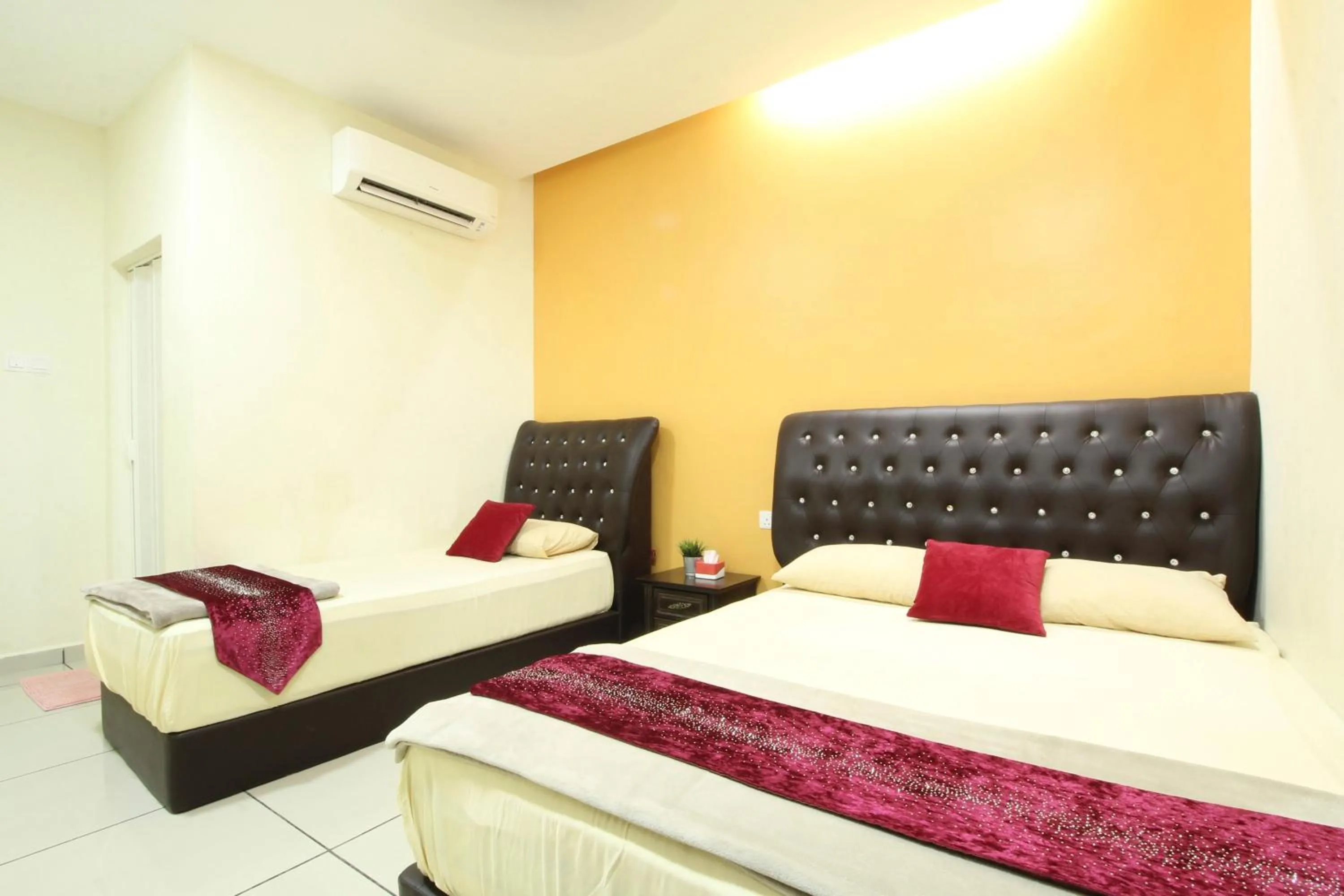 Photo of the whole room, Bed in Mimilala Hotel @ i-City, Shah Alam