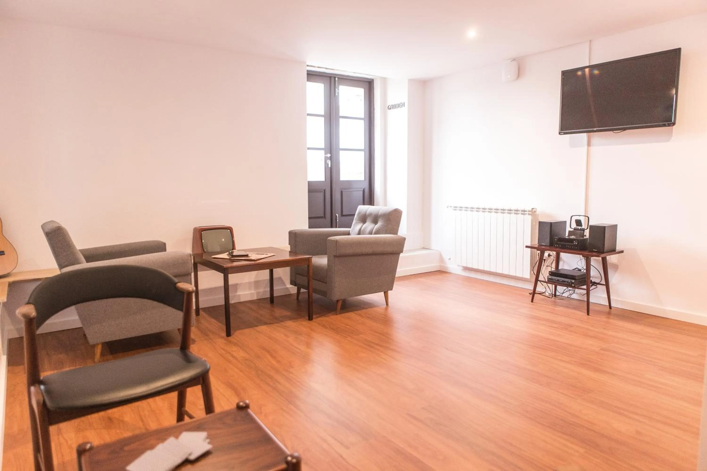 Communal lounge/ TV room in Porto Republica Hostel & Suites