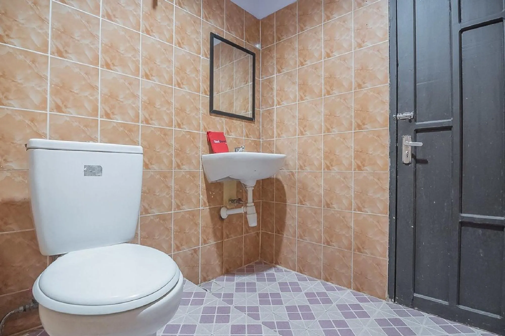 Bathroom in RedDoorz Syariah at Grand Taufiq Tarakan