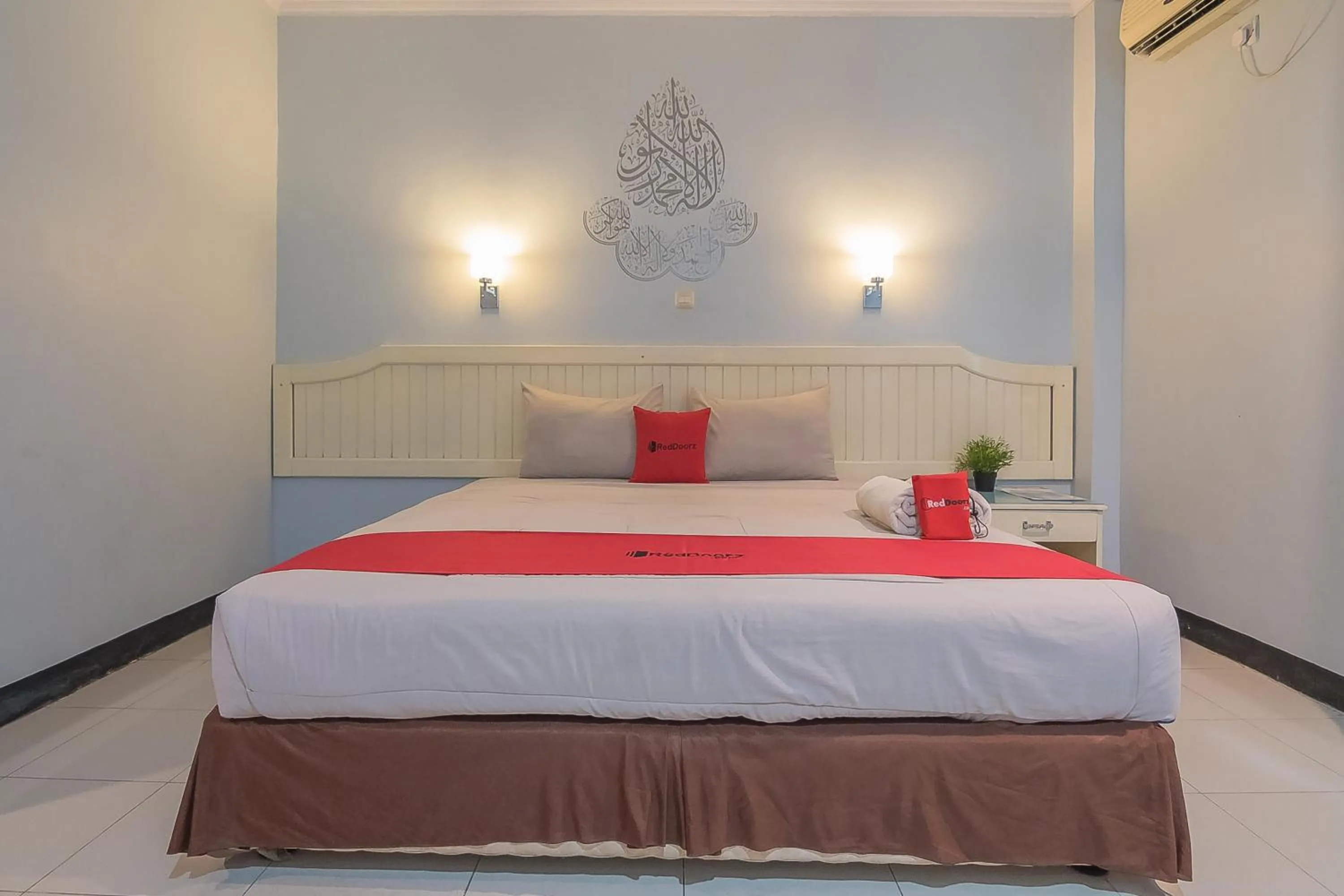 Bedroom, Bed in RedDoorz Syariah at Grand Taufiq Tarakan
