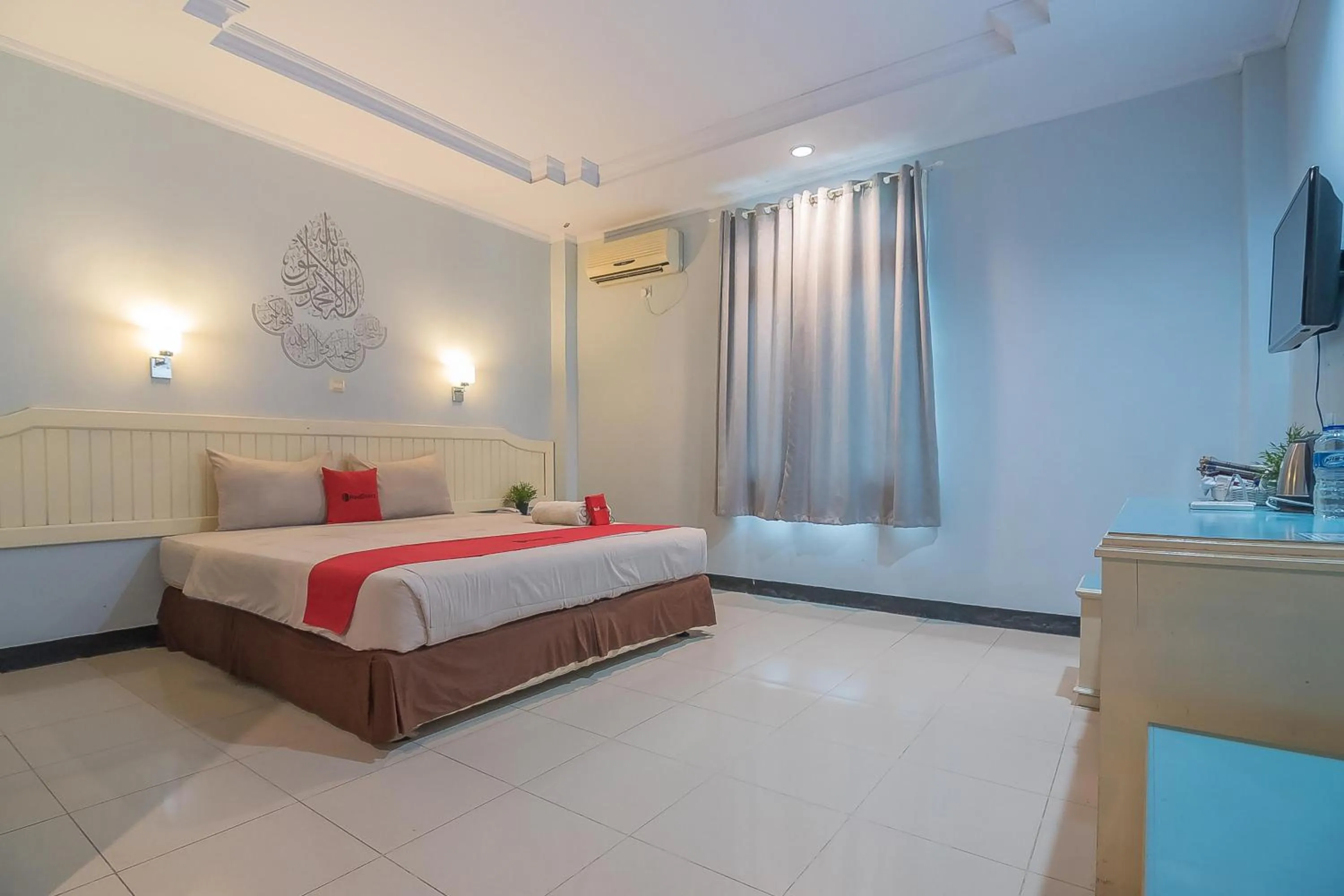 Bedroom, Bed in RedDoorz Syariah at Grand Taufiq Tarakan