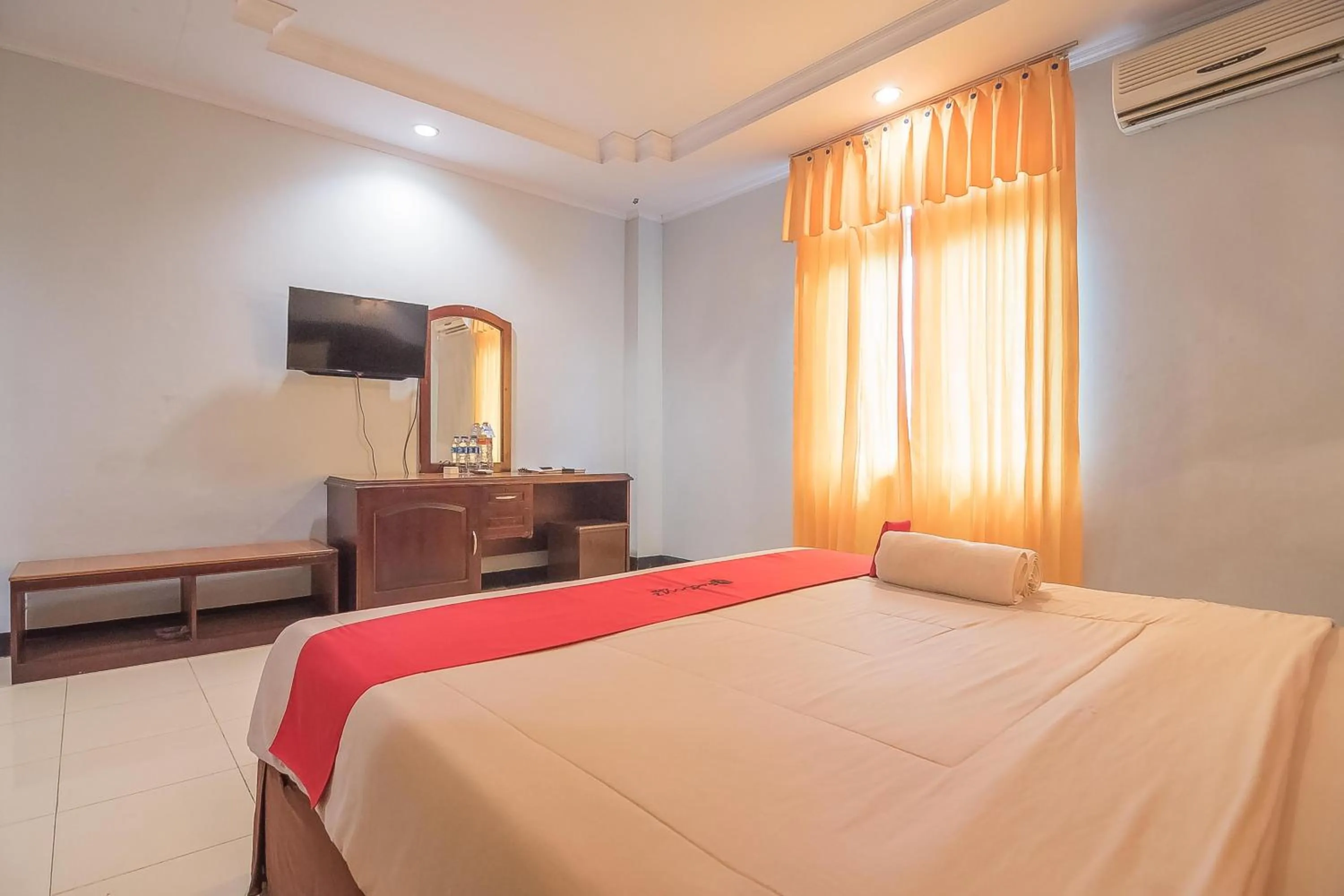 Bed in RedDoorz Syariah at Grand Taufiq Tarakan