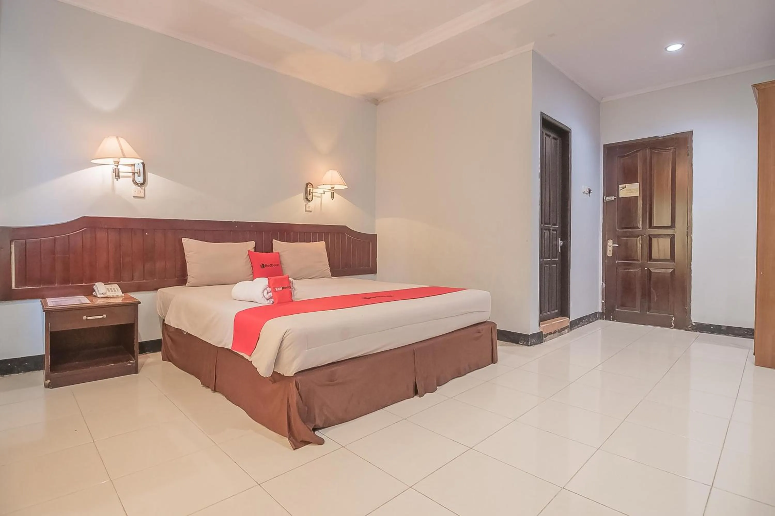 Bedroom, Bed in RedDoorz Syariah at Grand Taufiq Tarakan