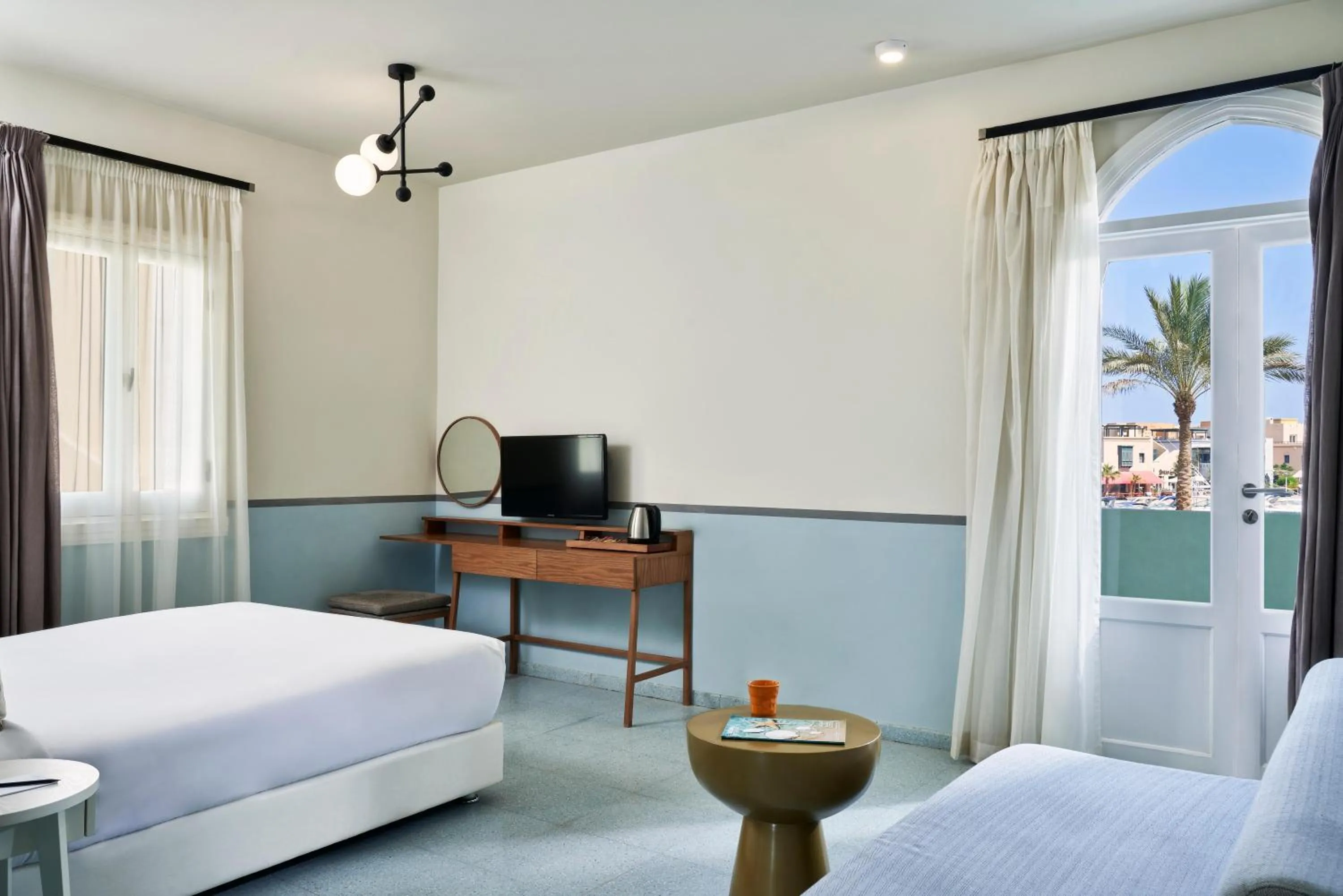 Photo of the whole room, Bed in Turtle's Inn Hotel