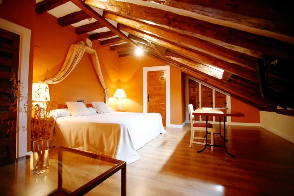 Photo of the whole room, Bed in El Hotel De La Villa