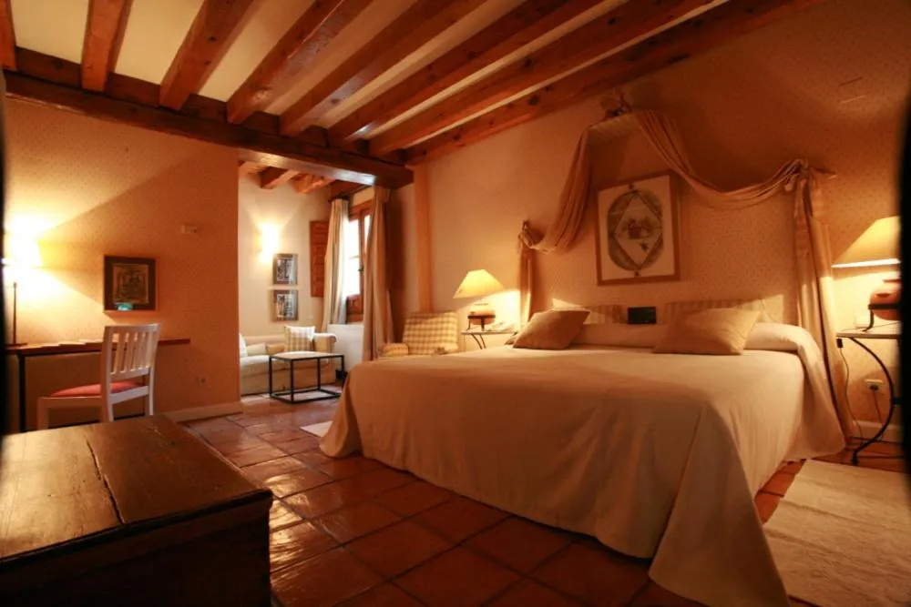 Photo of the whole room, Bed in El Hotel De La Villa