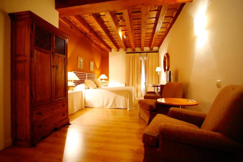 Photo of the whole room, Bed in El Hotel De La Villa