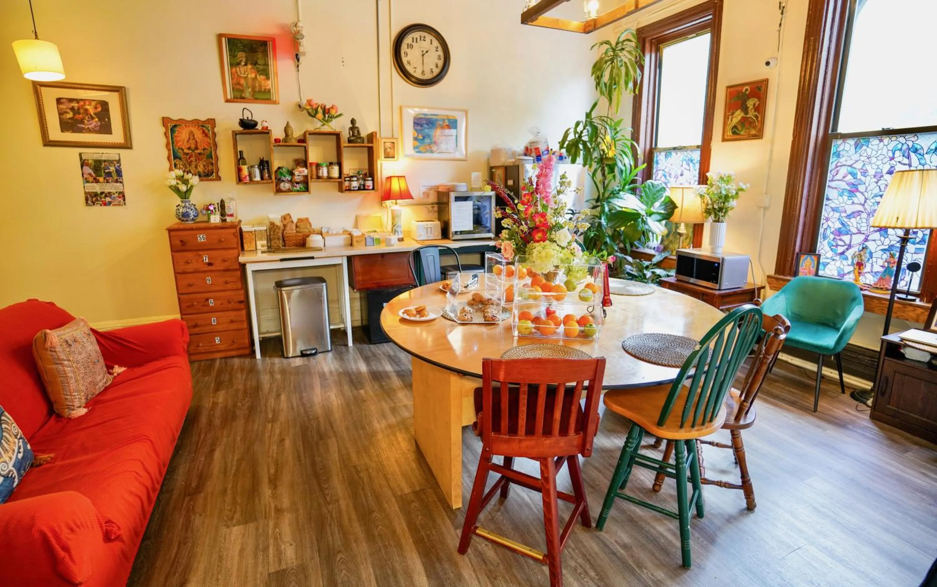 Communal lounge/ TV room in Interfaith Retreats