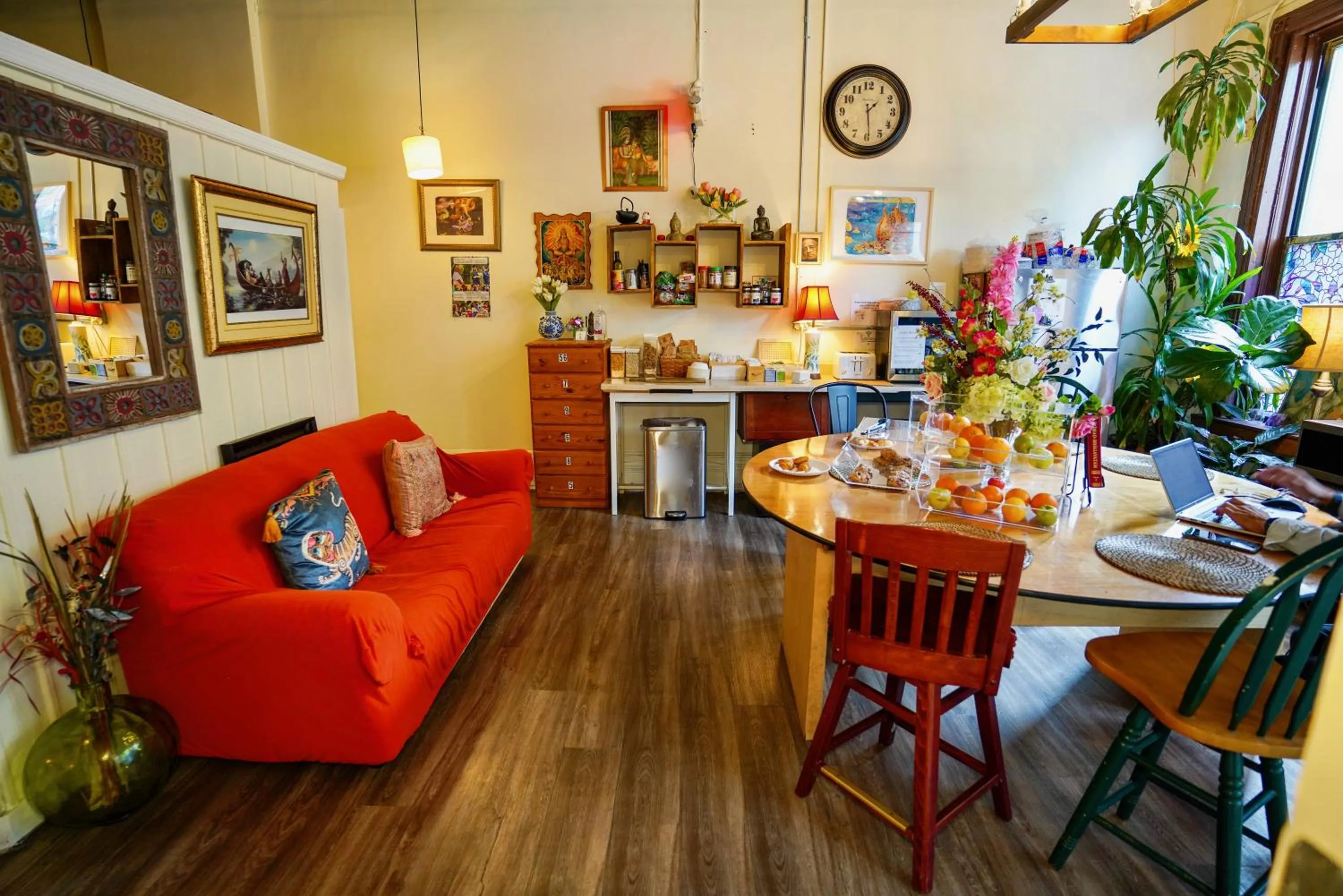 Communal lounge/ TV room in Interfaith Retreats