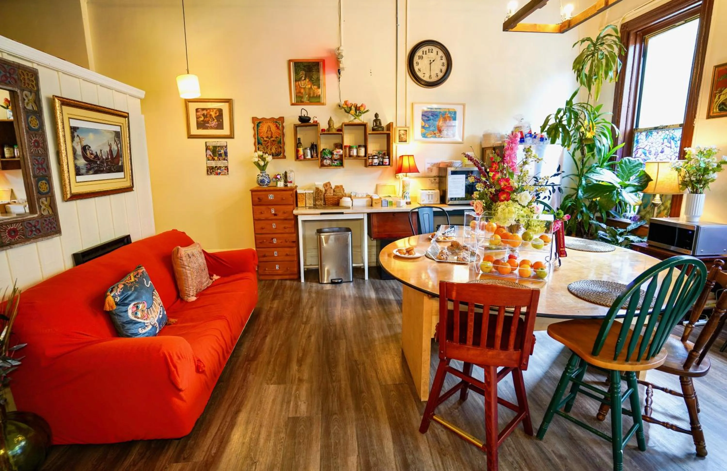 Communal lounge/ TV room in Interfaith Retreats