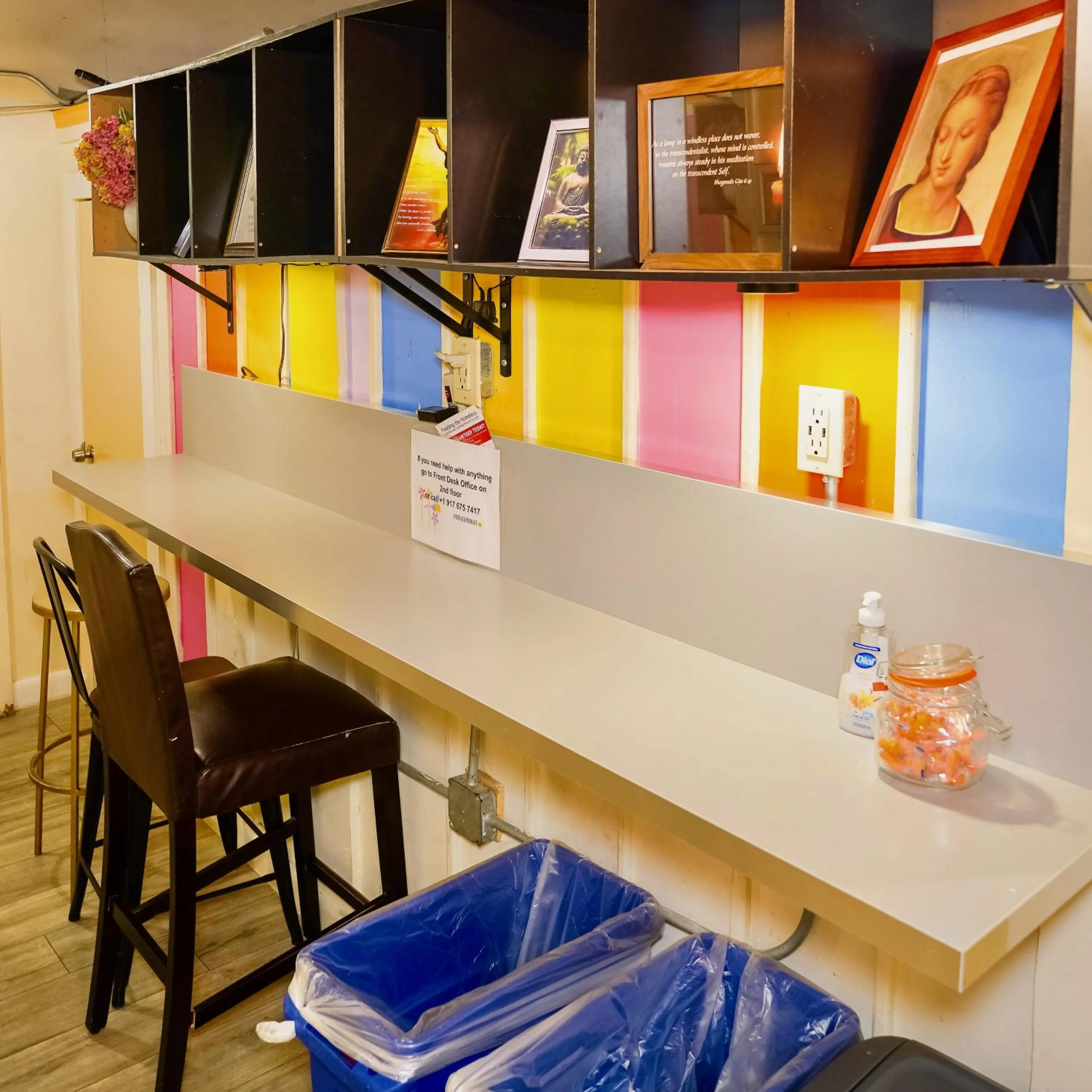 Communal lounge/ TV room in Interfaith Retreats
