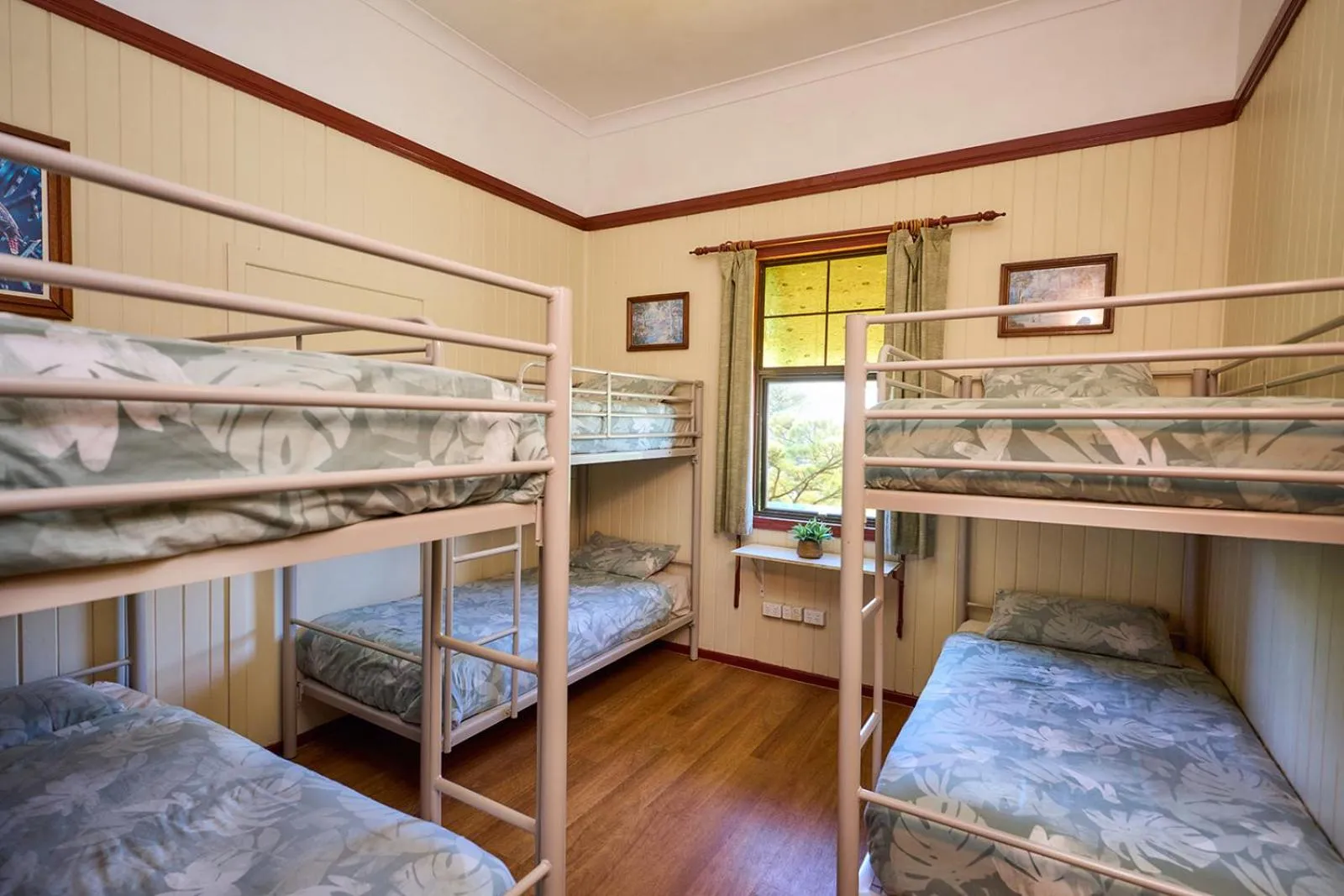 Bathroom, Bed in On The Wallaby Eco Lodge