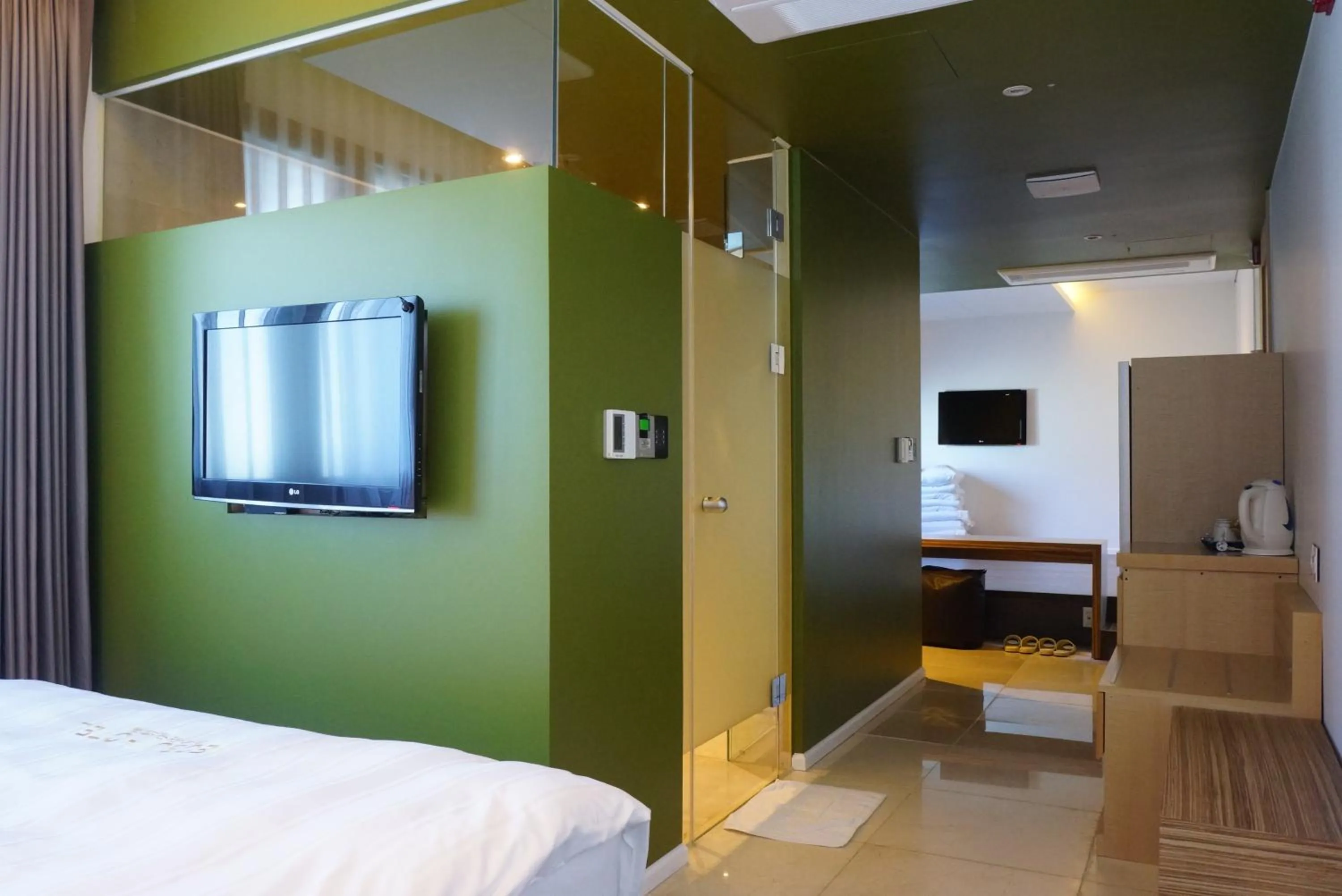 Decorative detail, Bed in Hotel Matthieu Yeosu