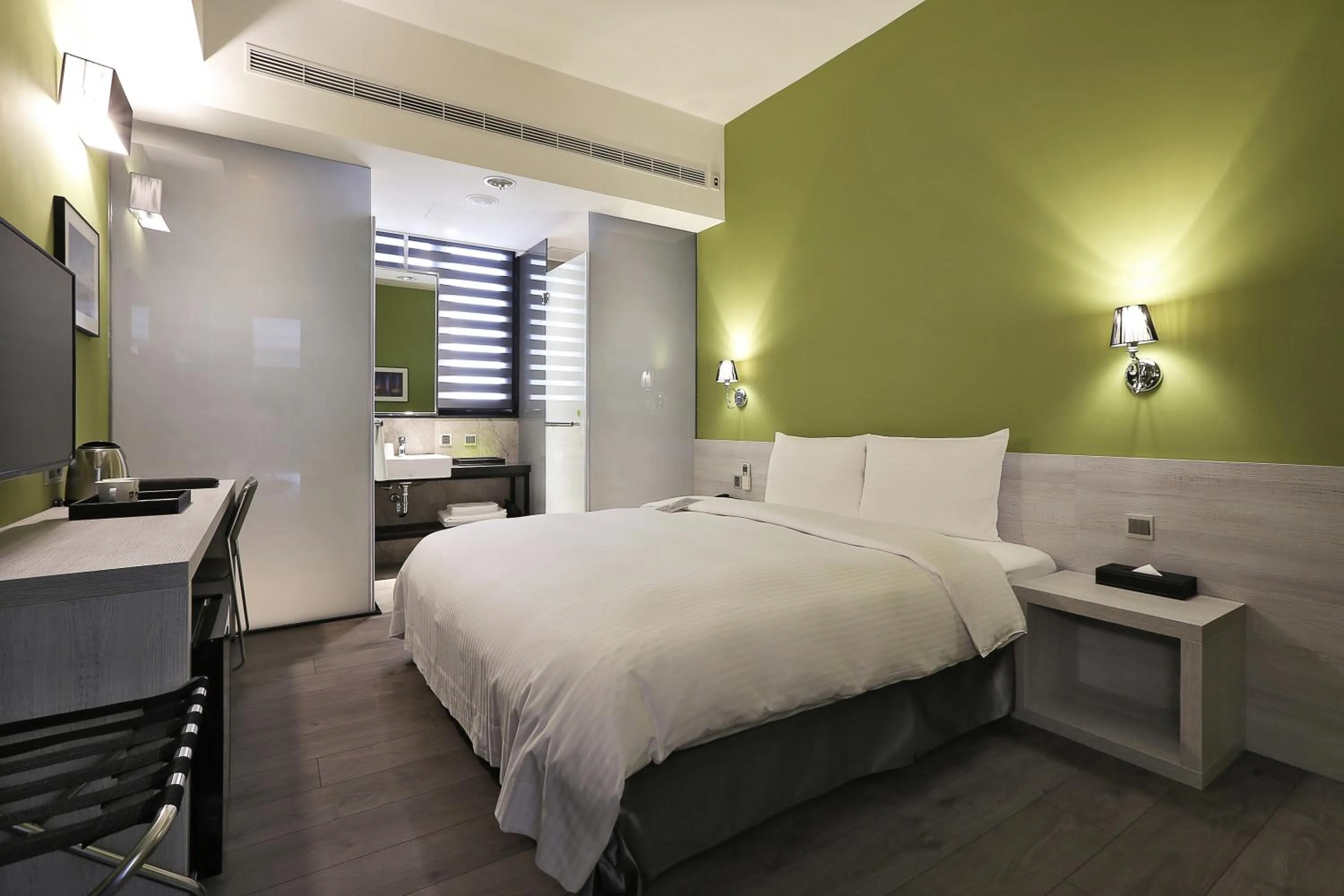 Photo of the whole room, Bed in Miller Inn