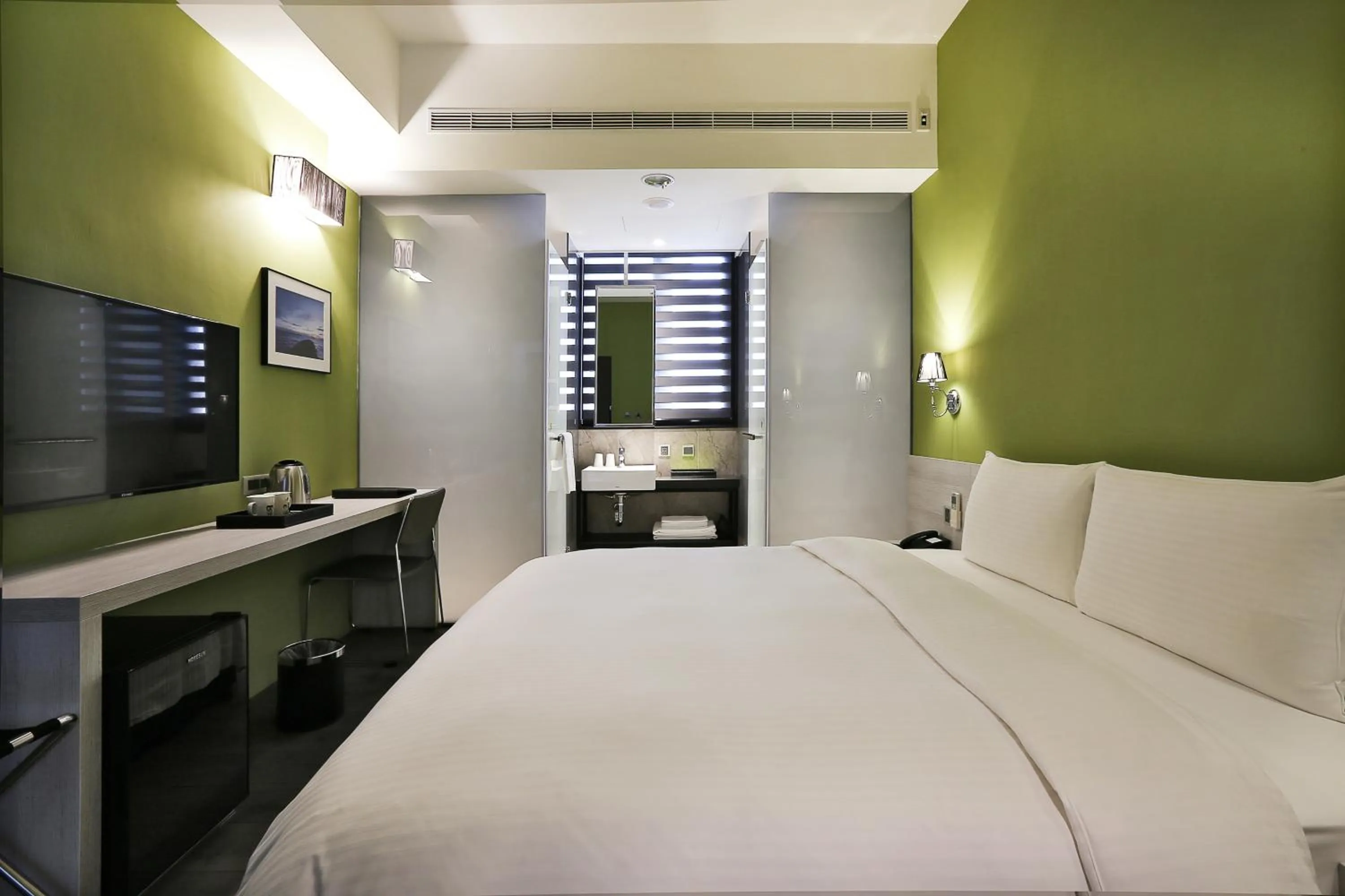 Photo of the whole room, Bed in Miller Inn