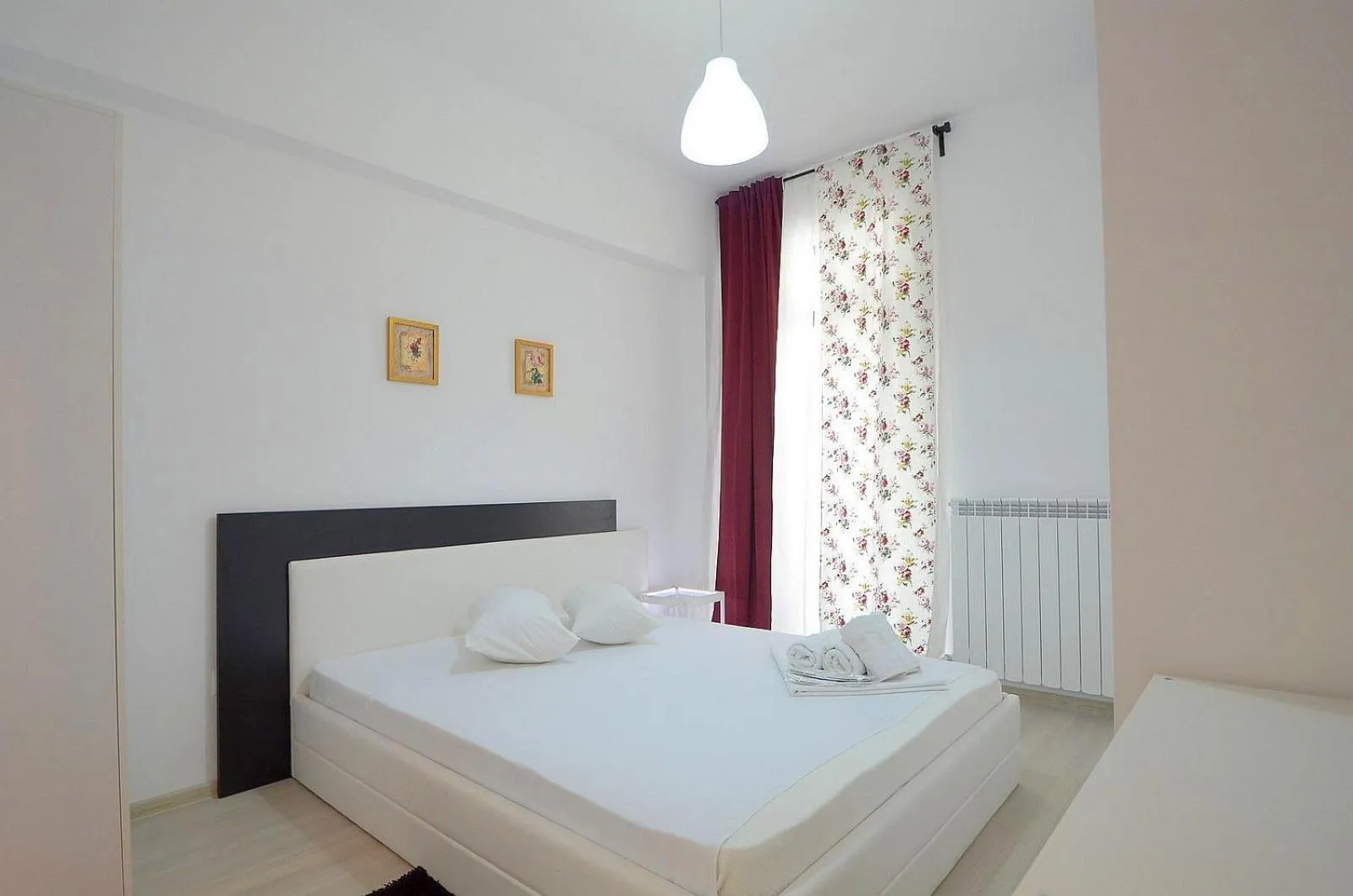 Bedroom, Bed in Uptown Residence Apartments