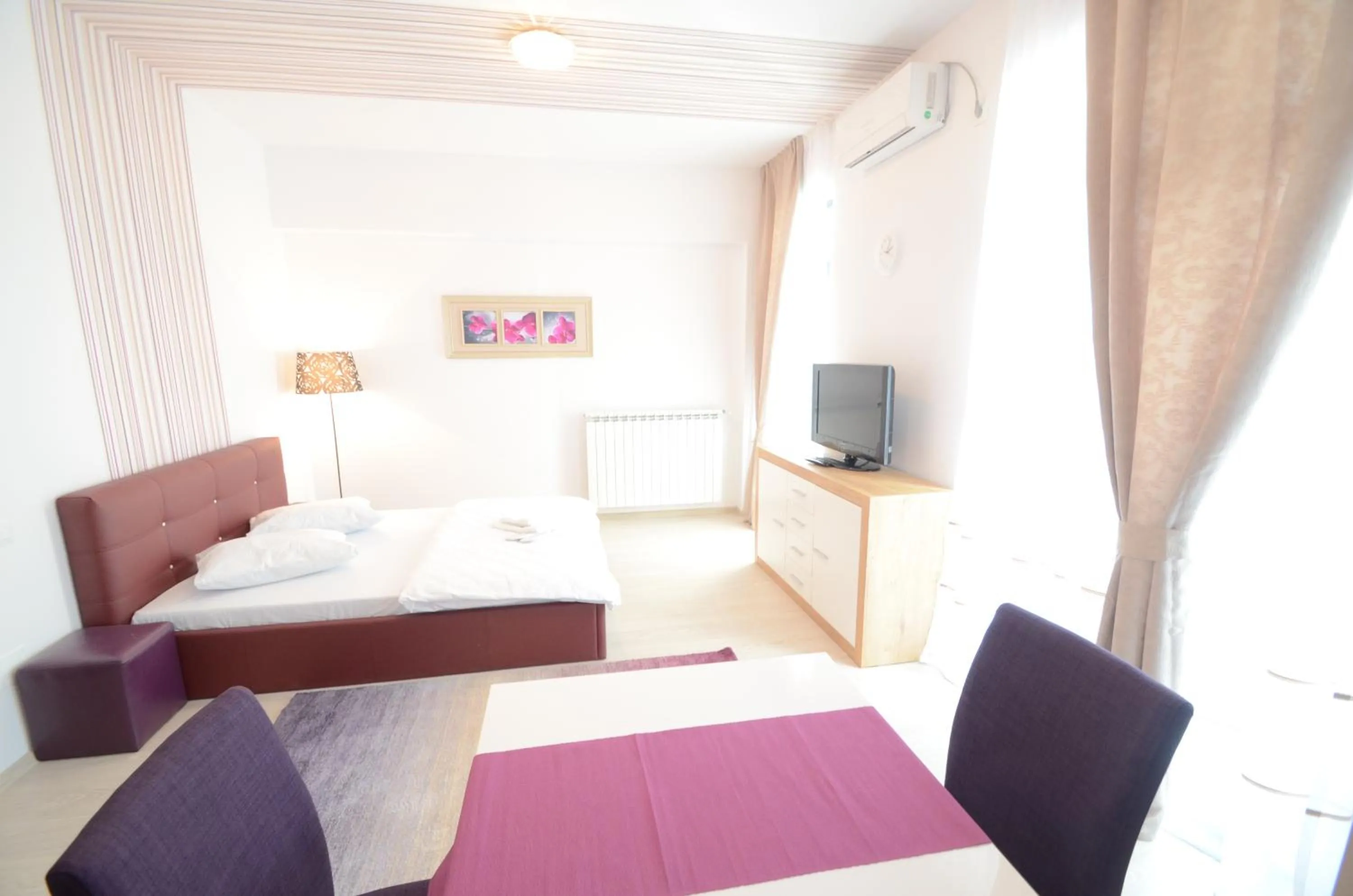 TV and multimedia, Bed in Uptown Residence Apartments