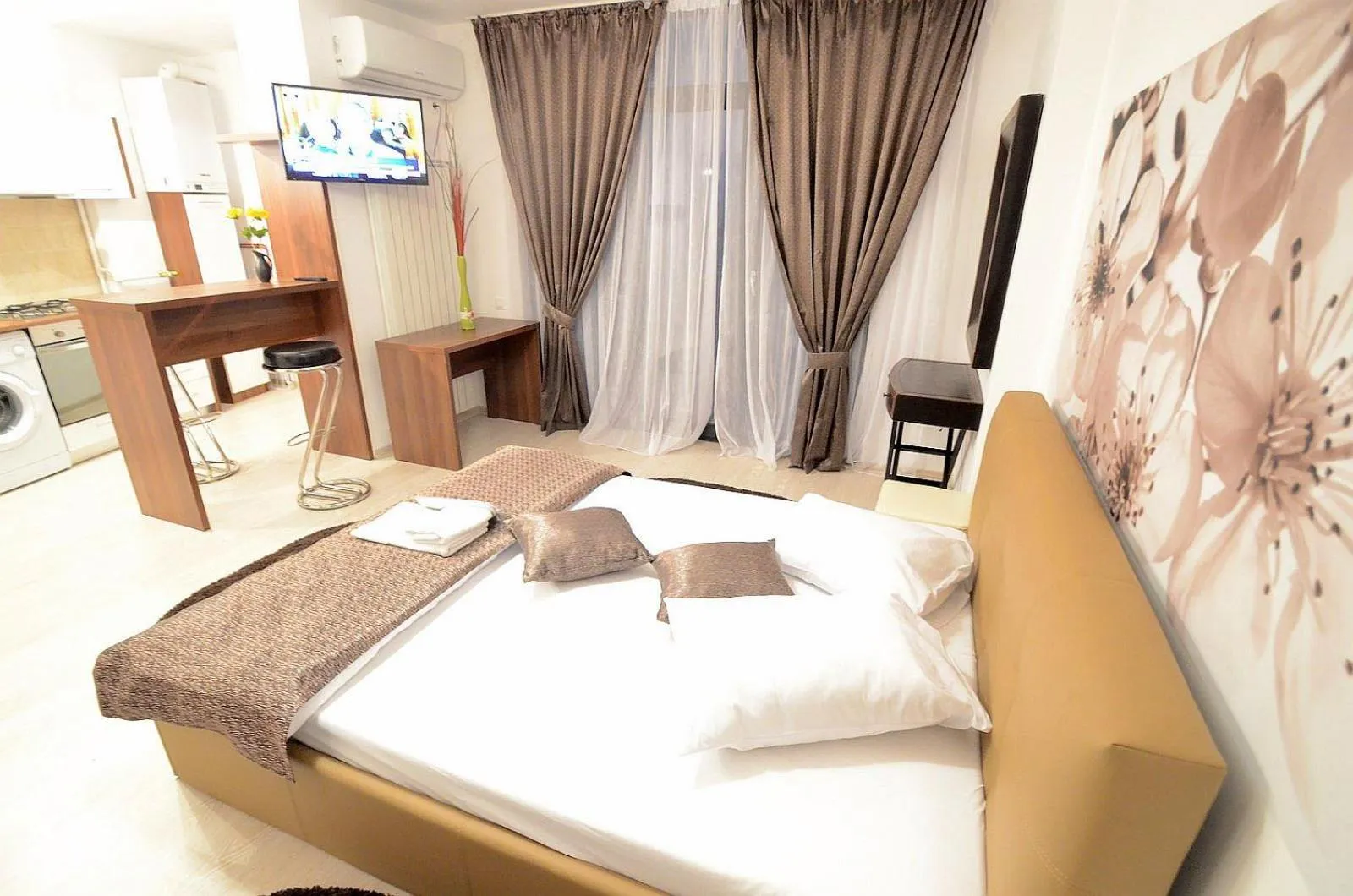 Kitchen or kitchenette, Bed in Uptown Residence Apartments