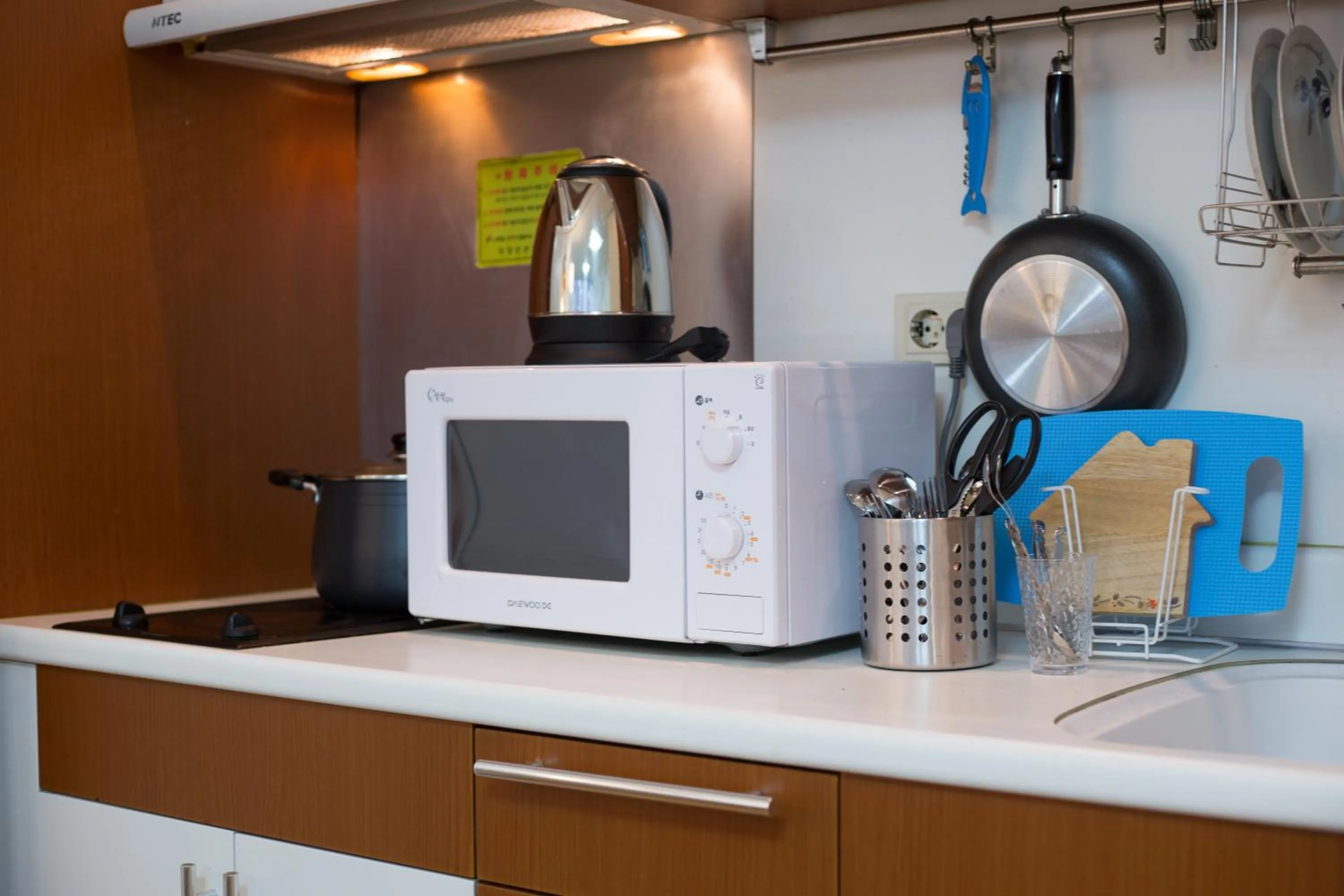 Dining area, Kitchen/Kitchenette in Sam Stay Hongdae