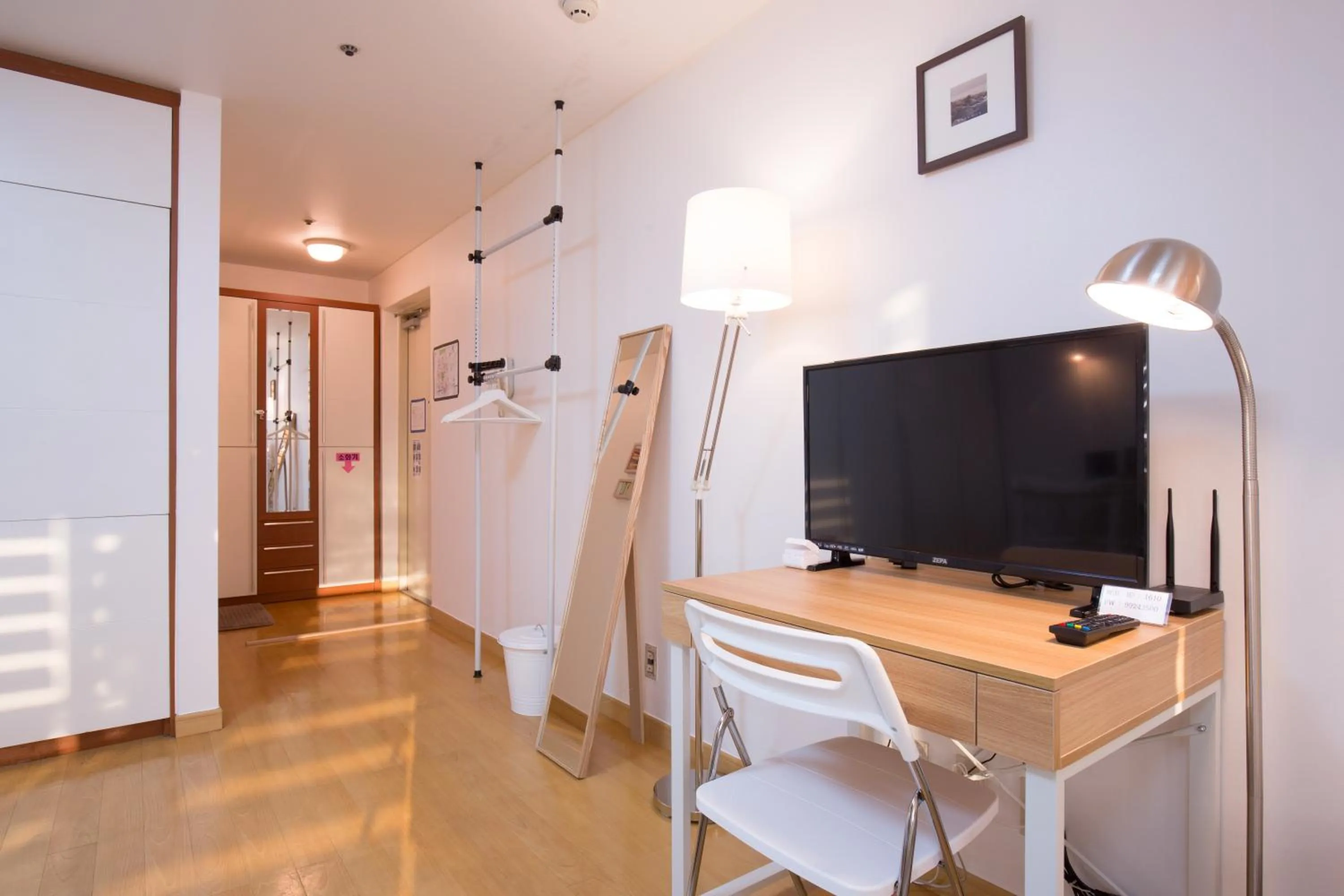 Communal lounge/ TV room, TV/Entertainment Center in Sam Stay Hongdae