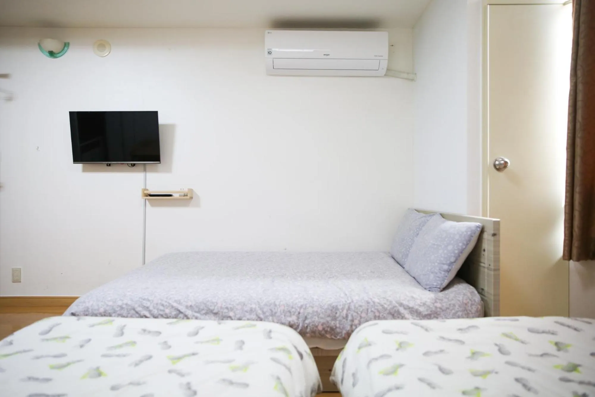 Bed, TV/Entertainment Center in Sam Stay Hongdae