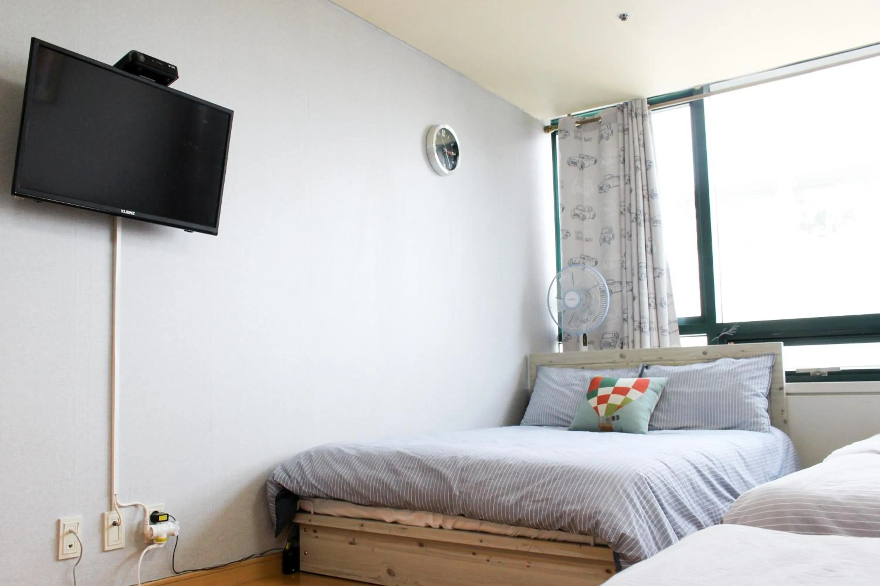 Bed, TV/Entertainment Center in Sam Stay Hongdae