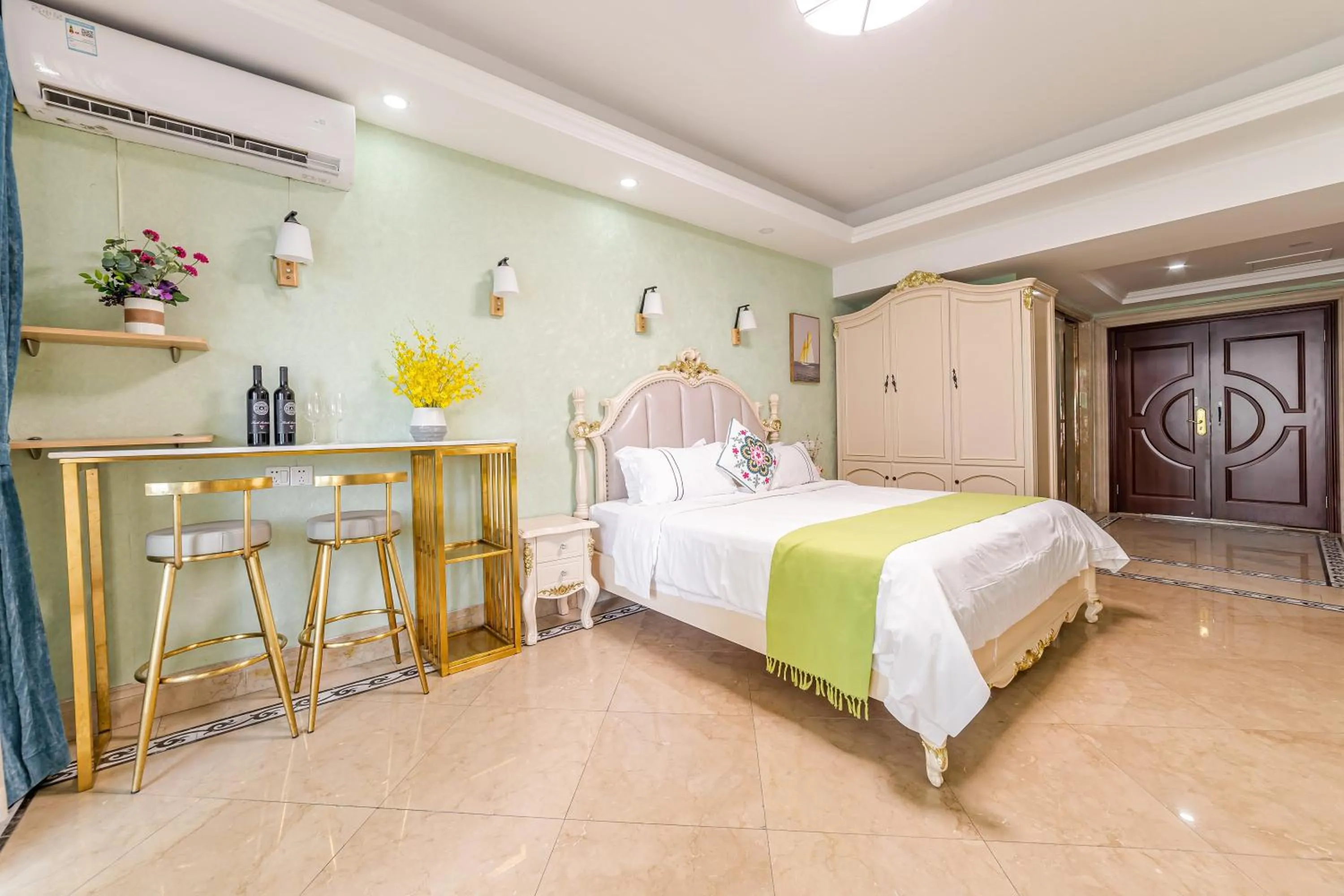 Bed in WAIFIDEN Guangzhou HaiZhu Square WanYi Apartment