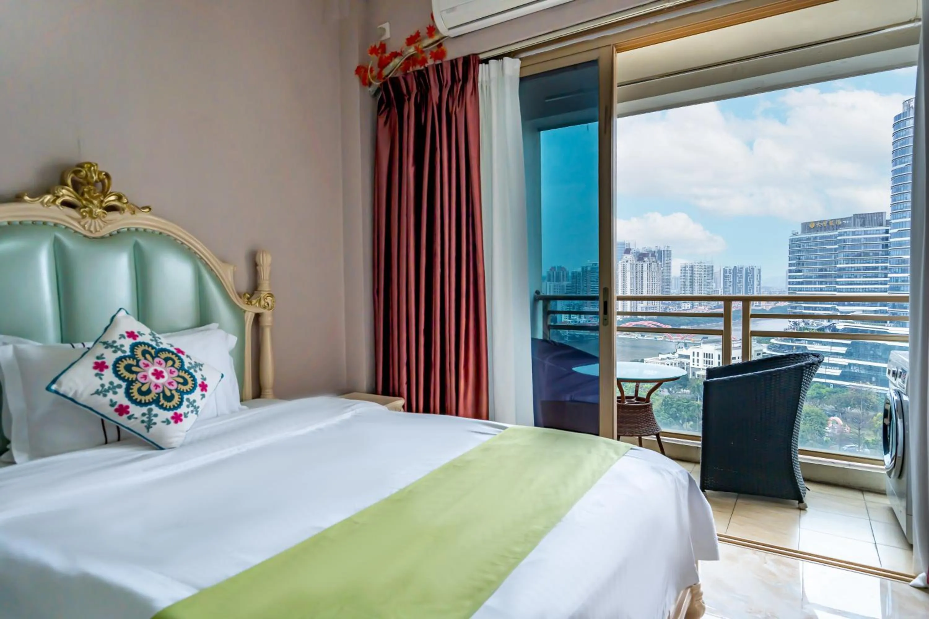 Bed in WAIFIDEN Guangzhou HaiZhu Square WanYi Apartment