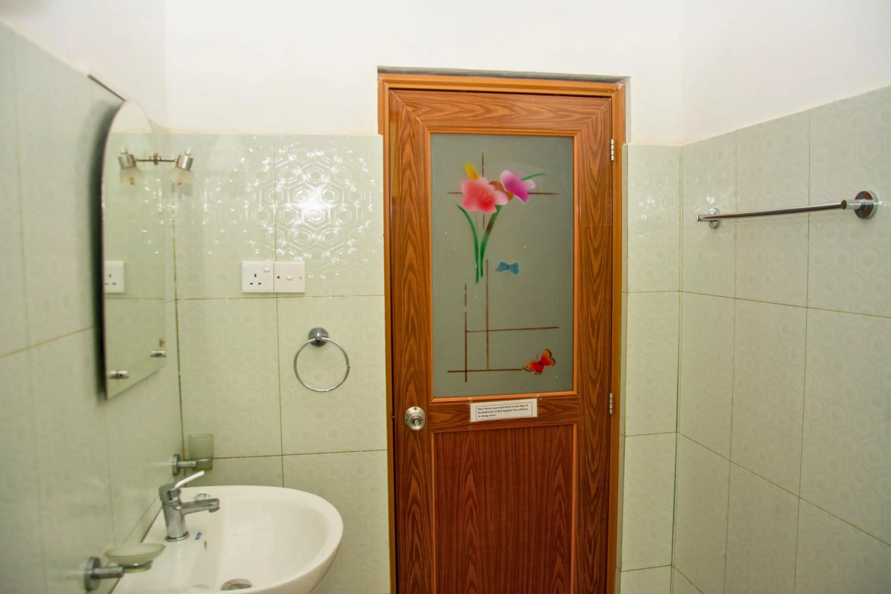 Bathroom in 9 Arch view rest inn