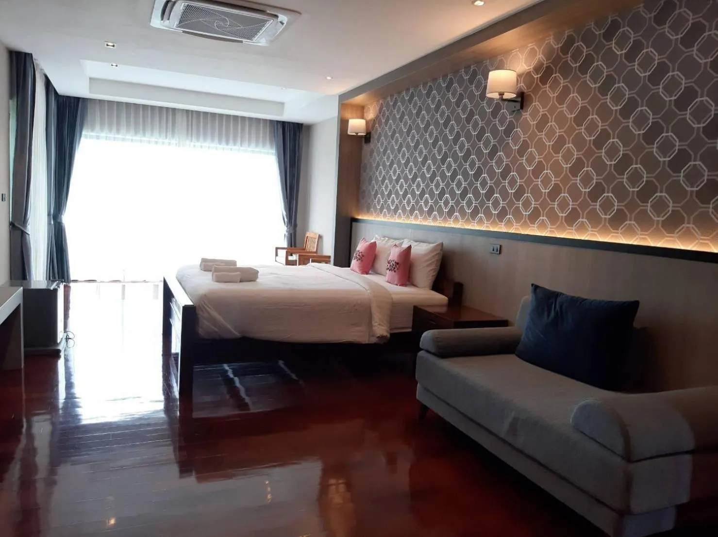 Property building, Bed in Buraphat Resort