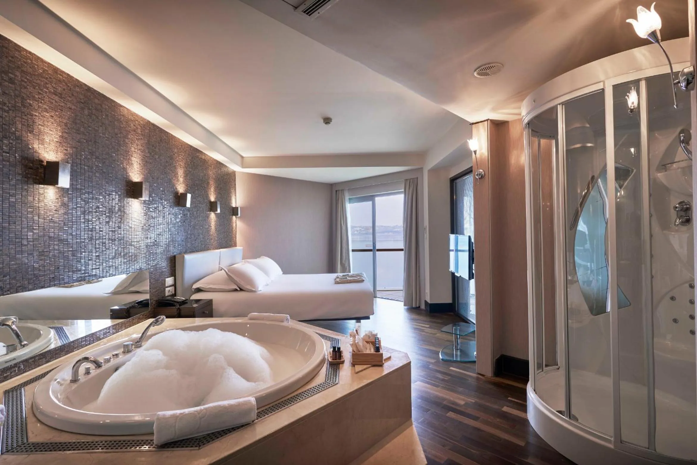 Shower, Bed in Richmond Nua Wellness Spa - Adult Only