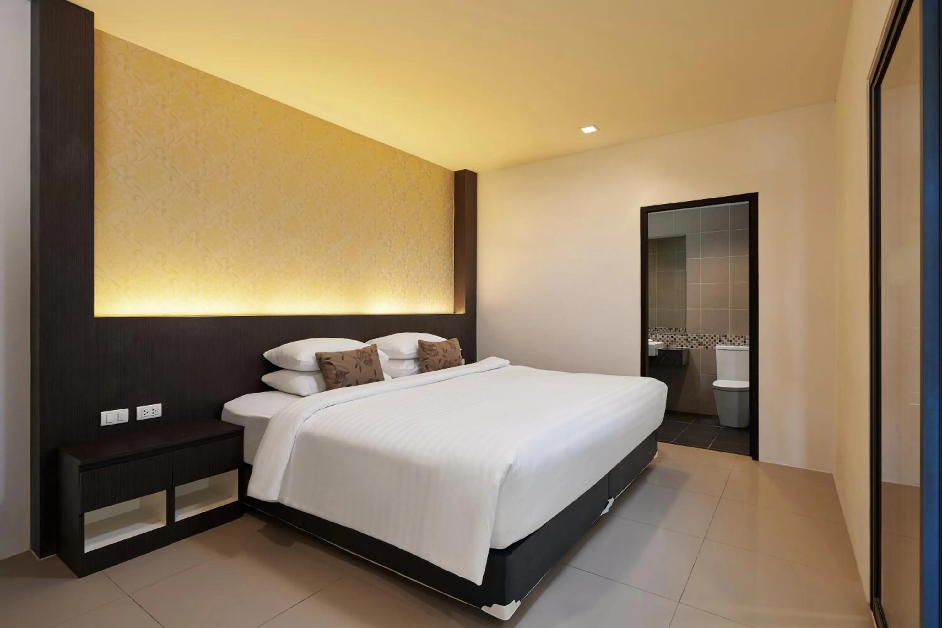 Toilet, Bed in Patong Bay Hill