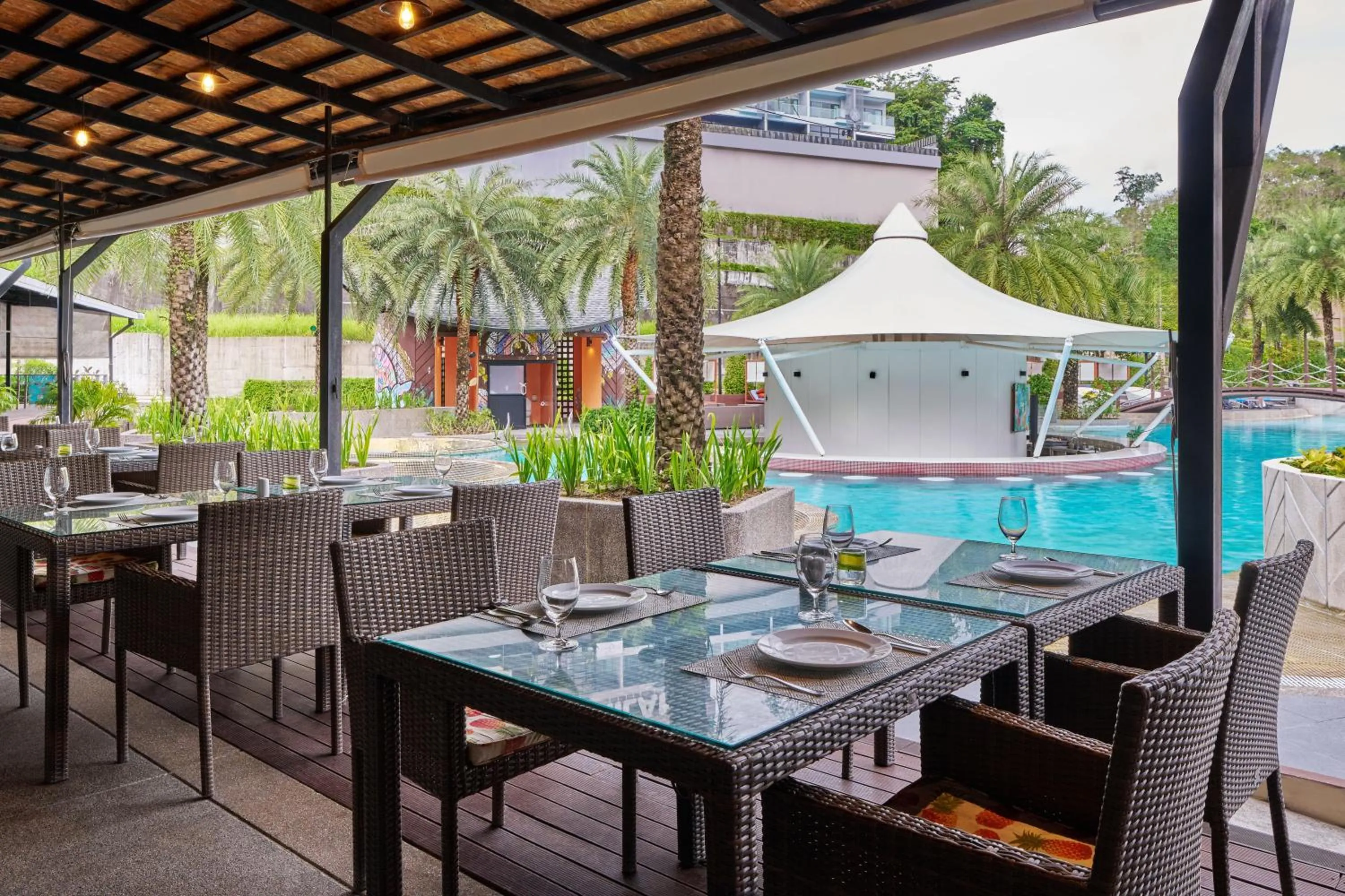 Restaurant/places to eat in Patong Bay Hill